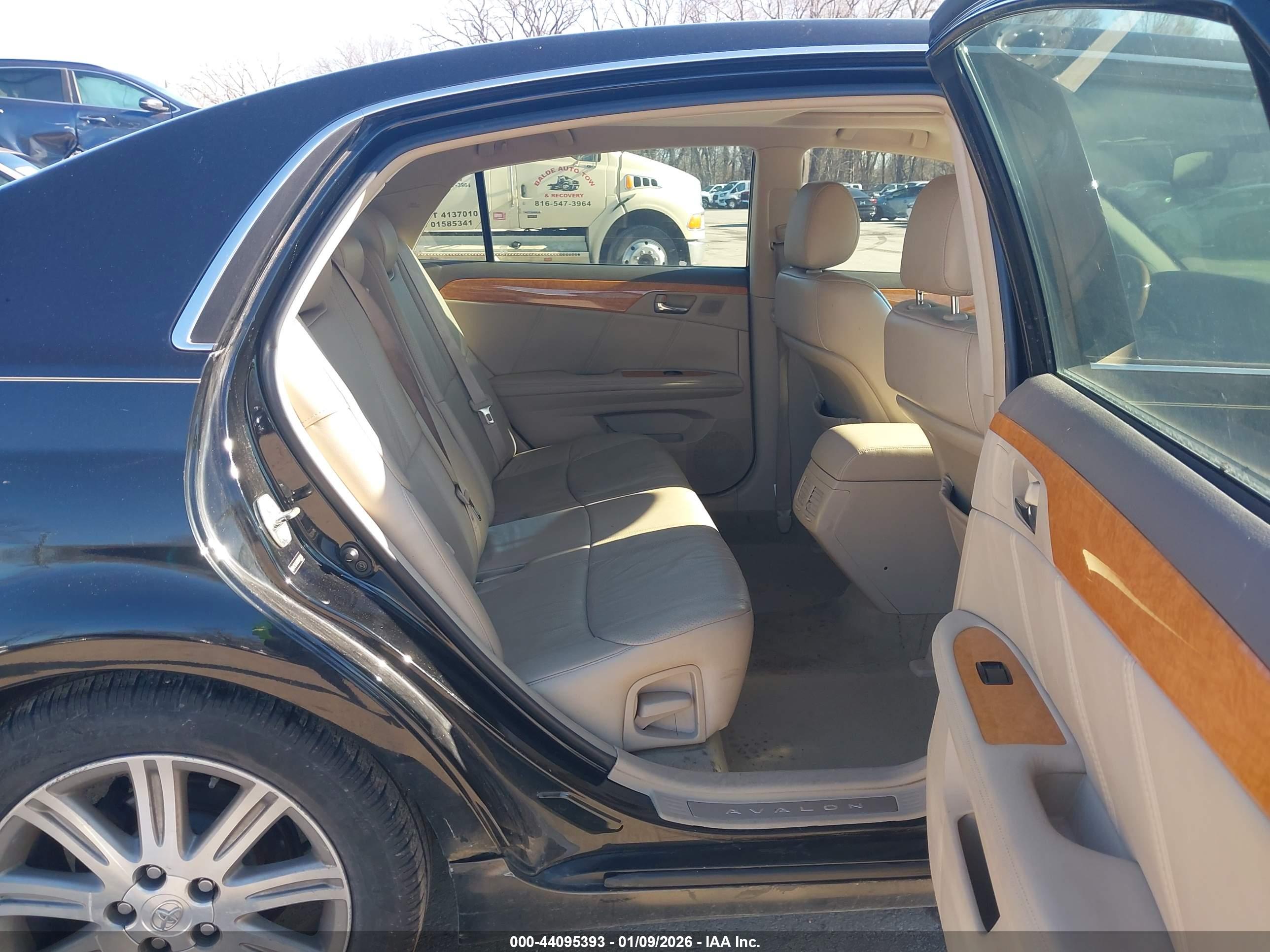 TOYOTA AVALON image 8