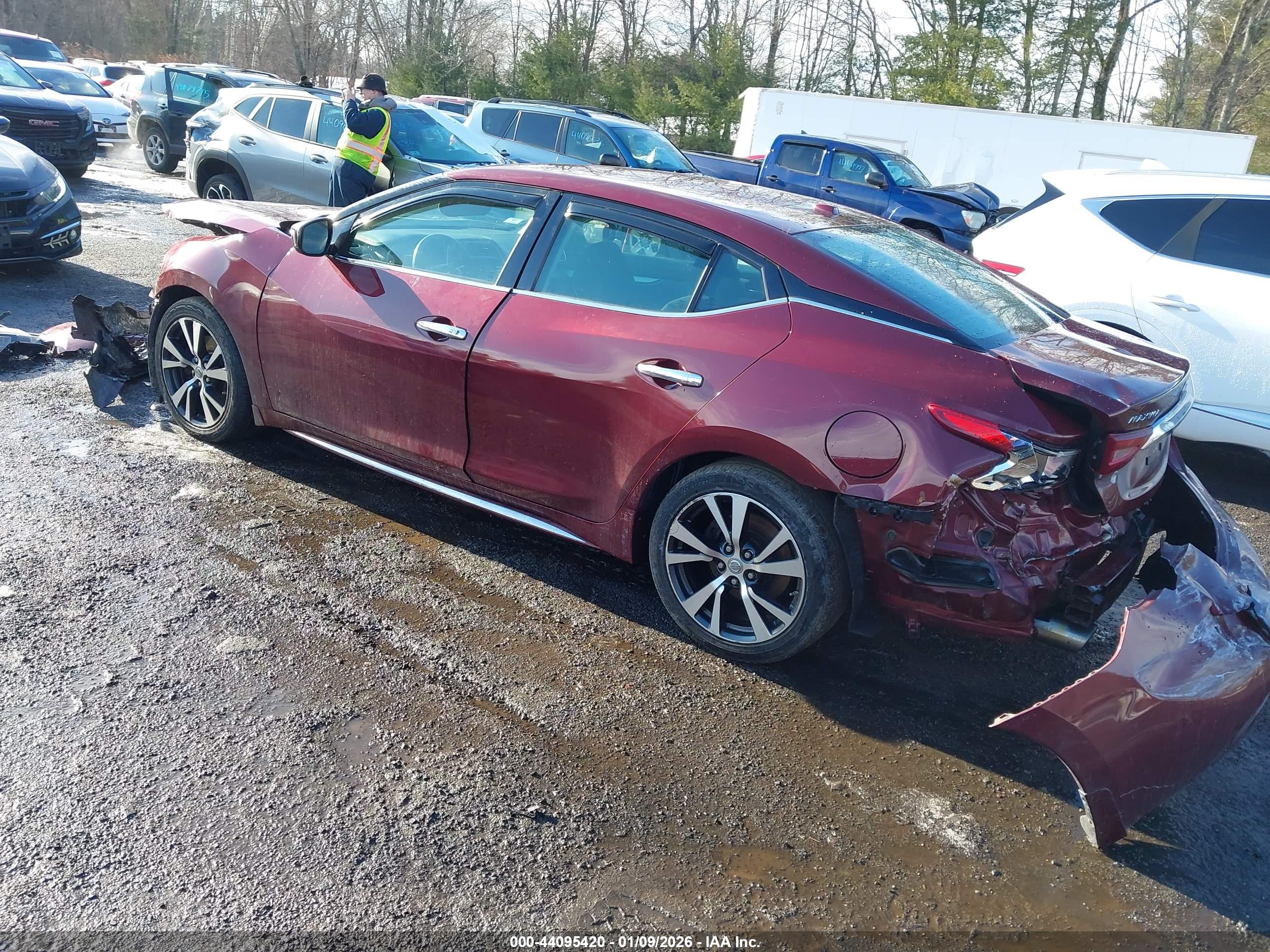 NISSAN MAXIMA image 3