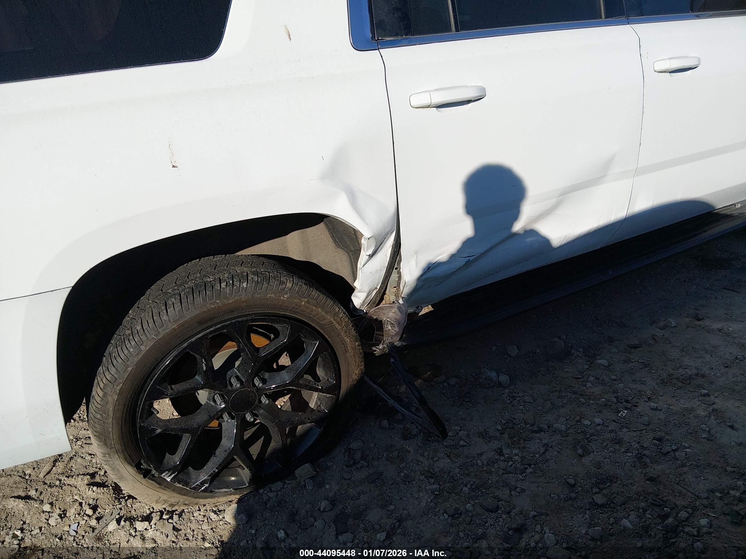 CHEVROLET SUBURBAN image 6