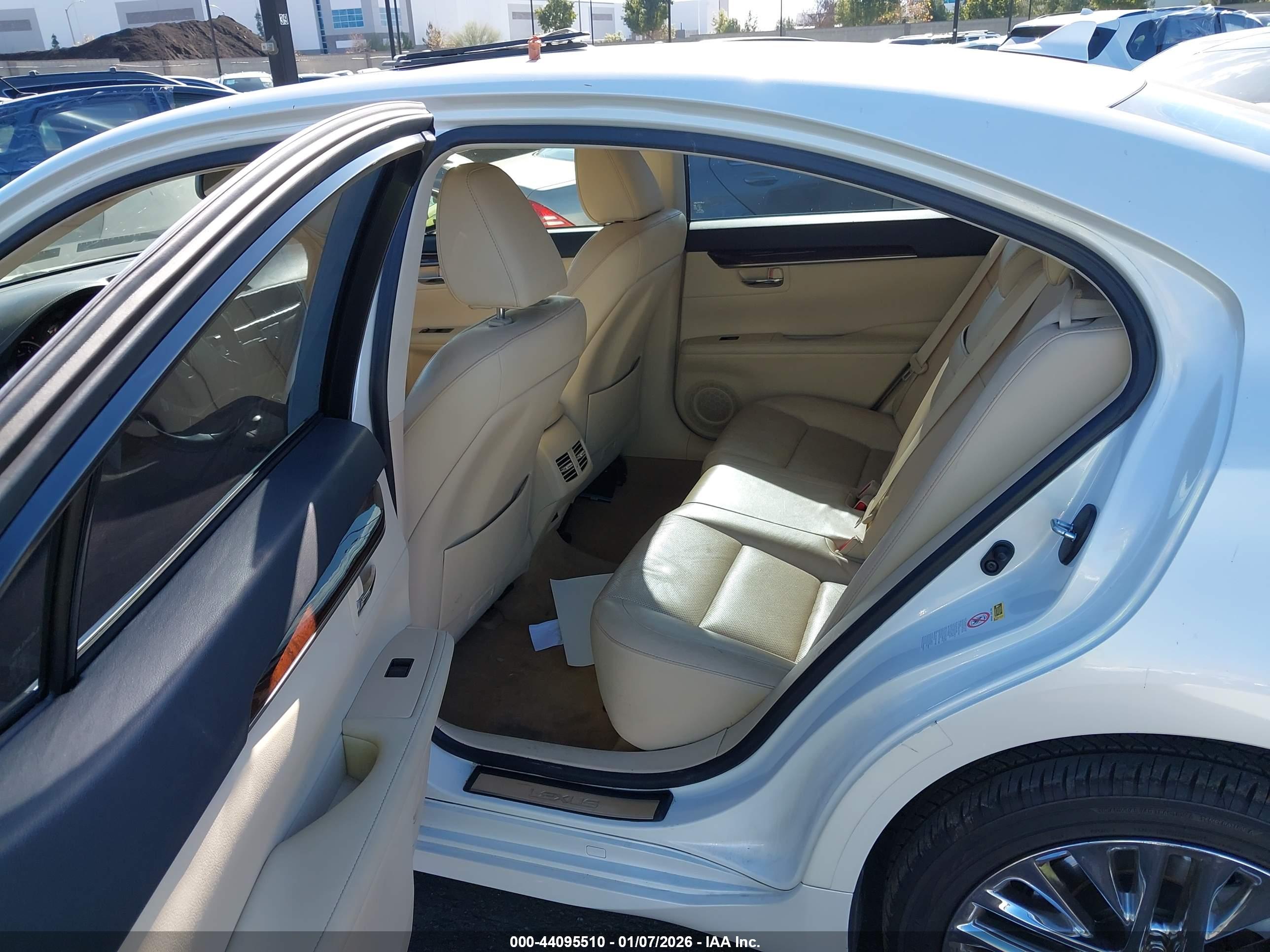 LEXUS ES image 8