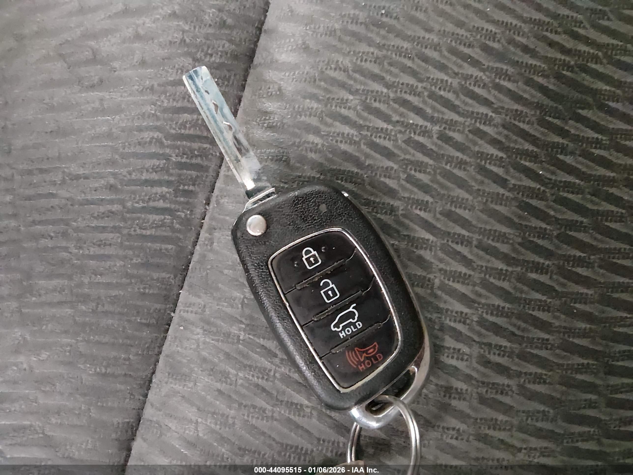 HYUNDAI SANTA image 11