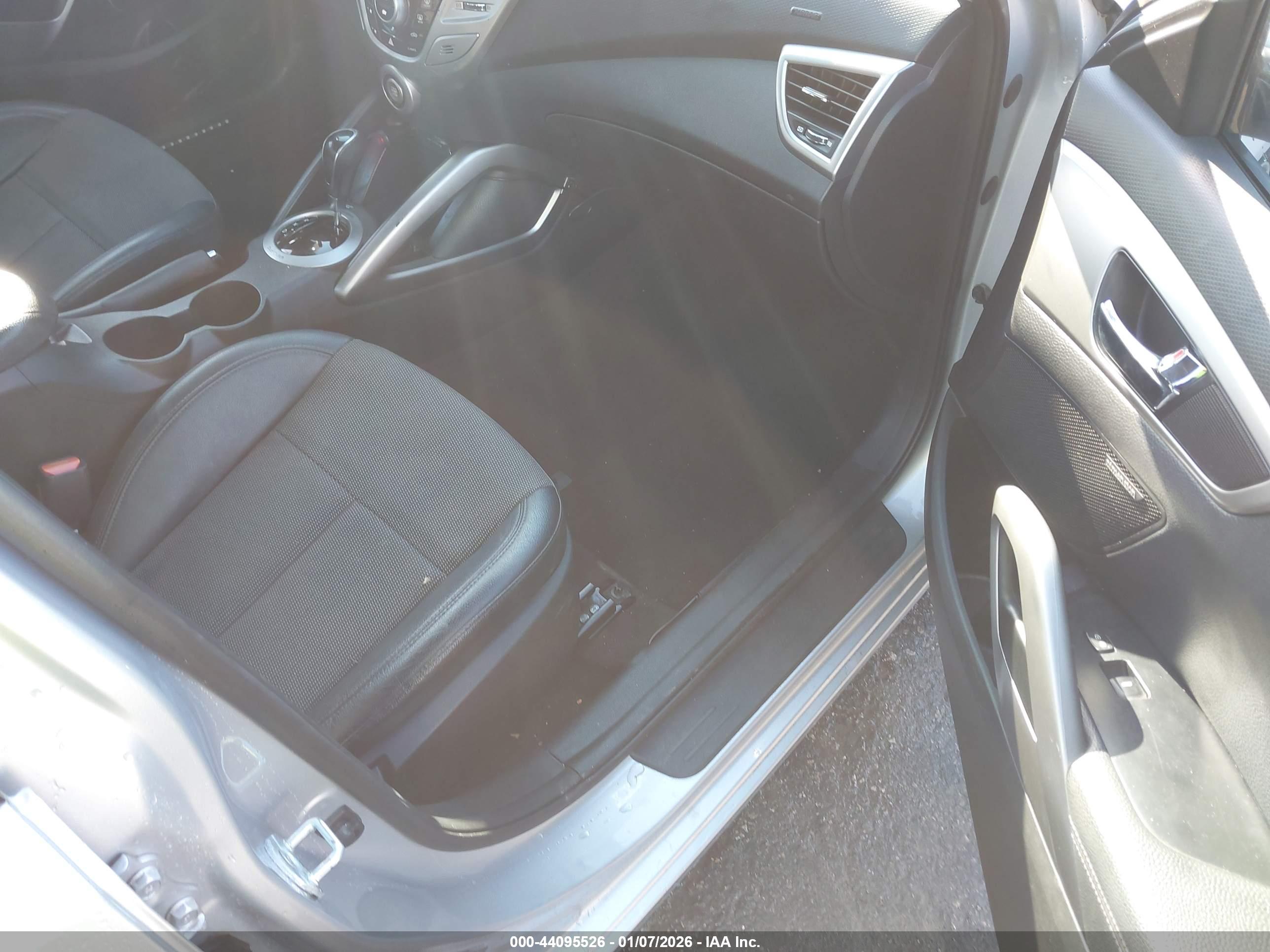 HYUNDAI VELOSTER image 5