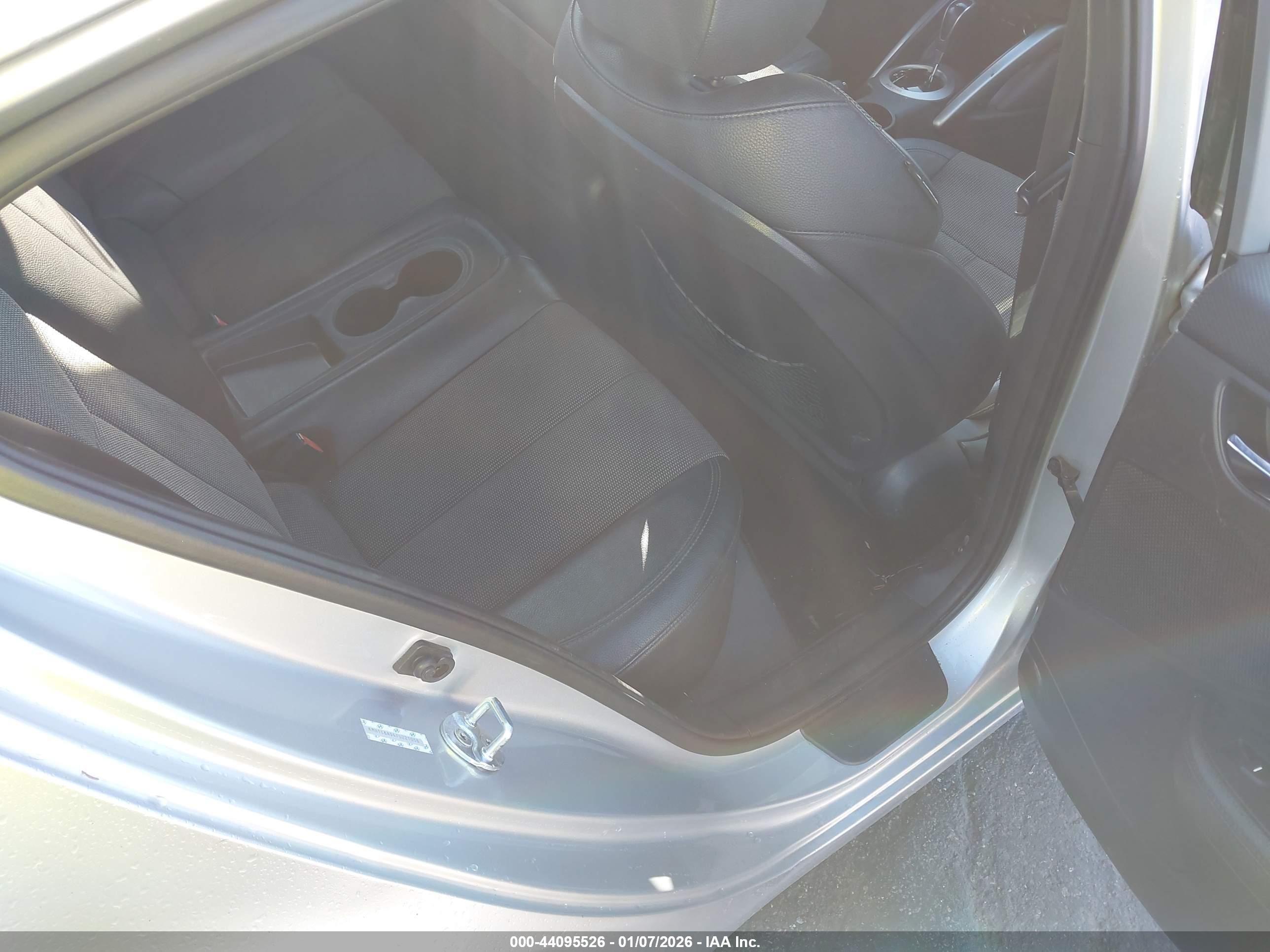 HYUNDAI VELOSTER image 8