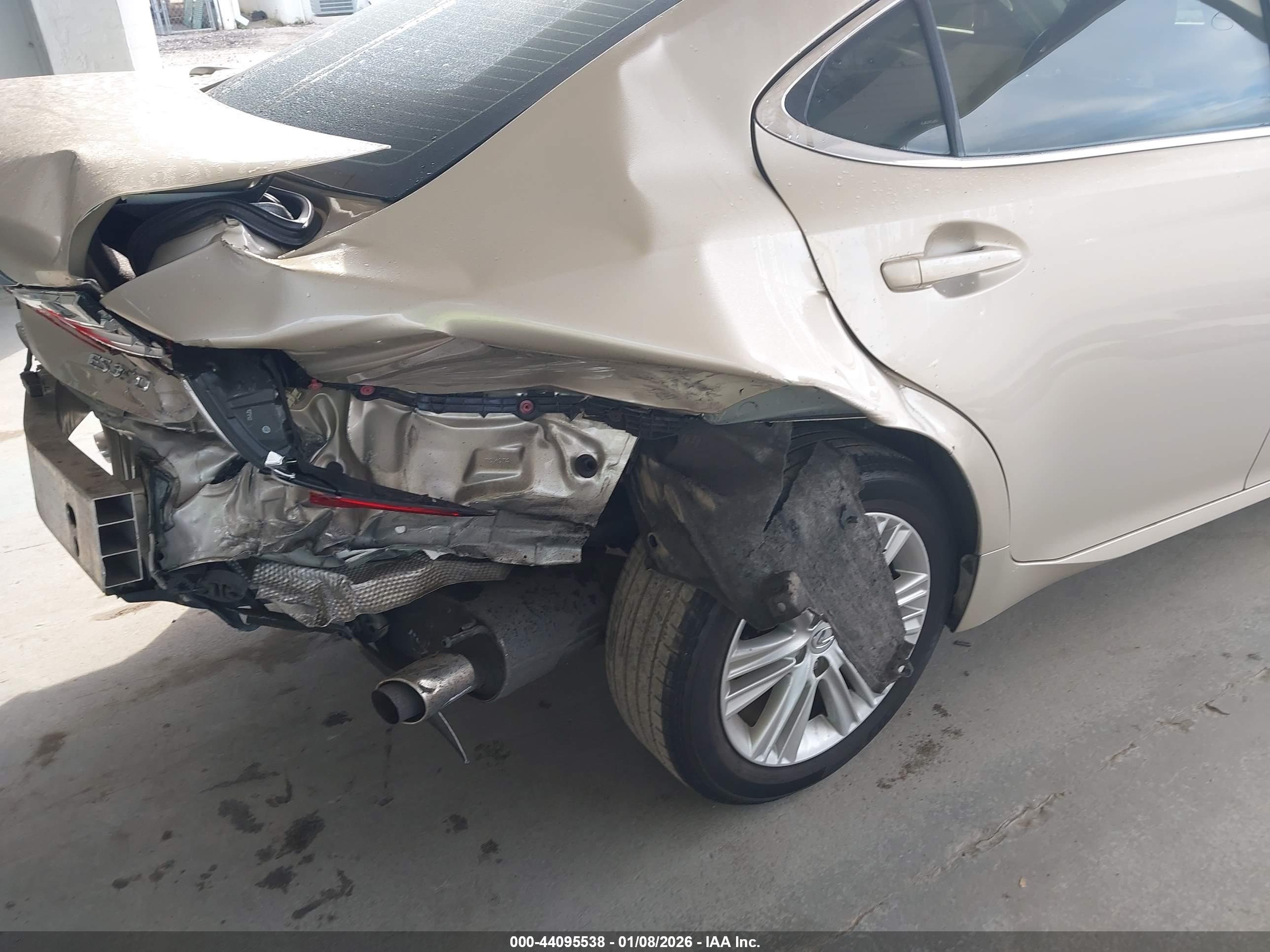 LEXUS ES image 6