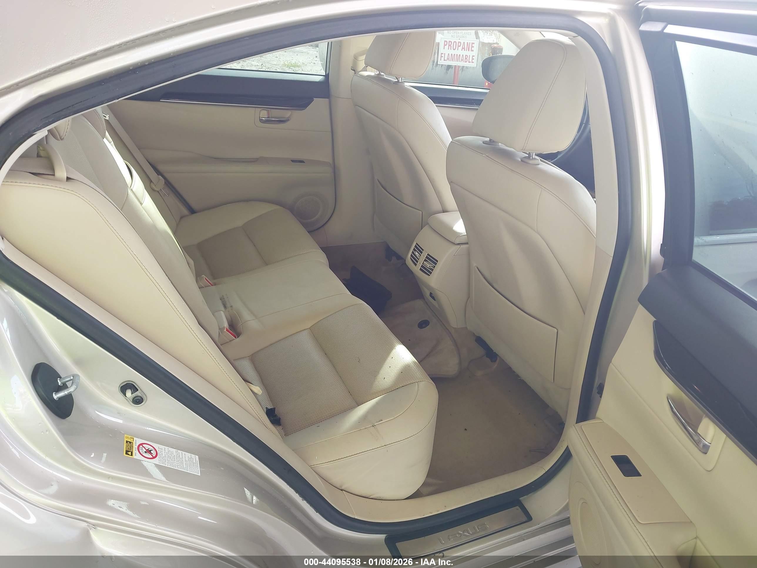 LEXUS ES image 8