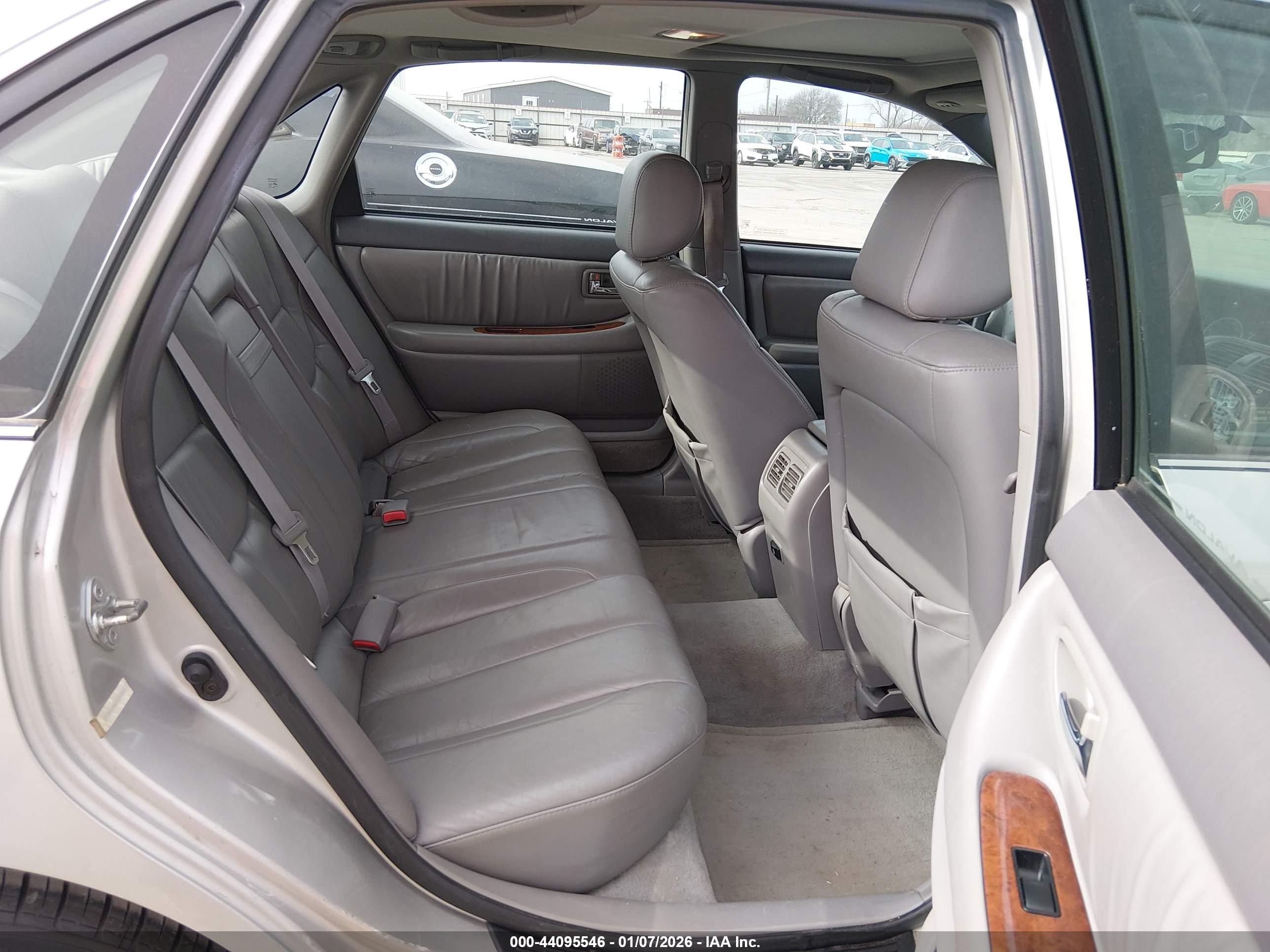 TOYOTA AVALON image 8