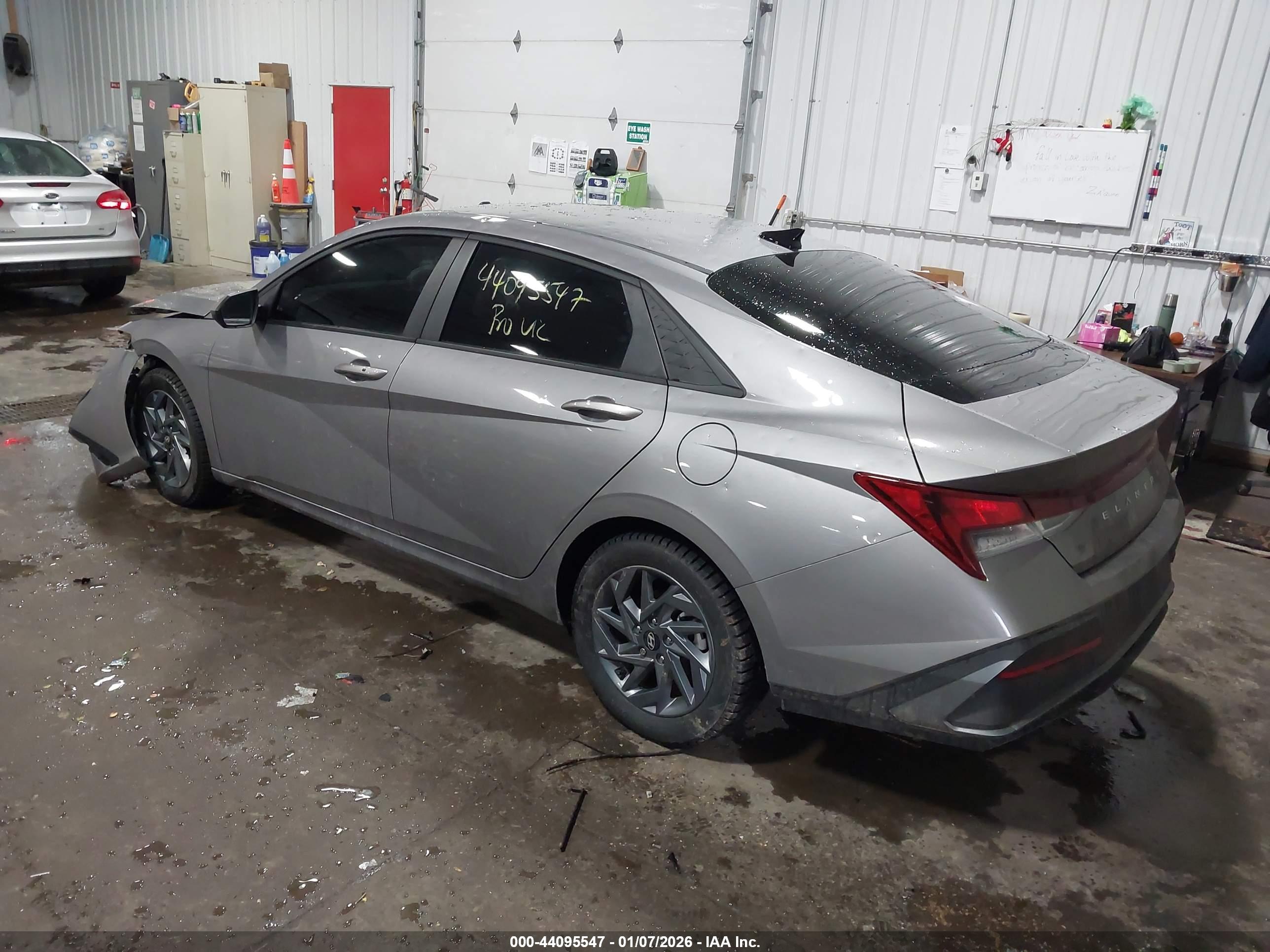 HYUNDAI ELANTRA image 3