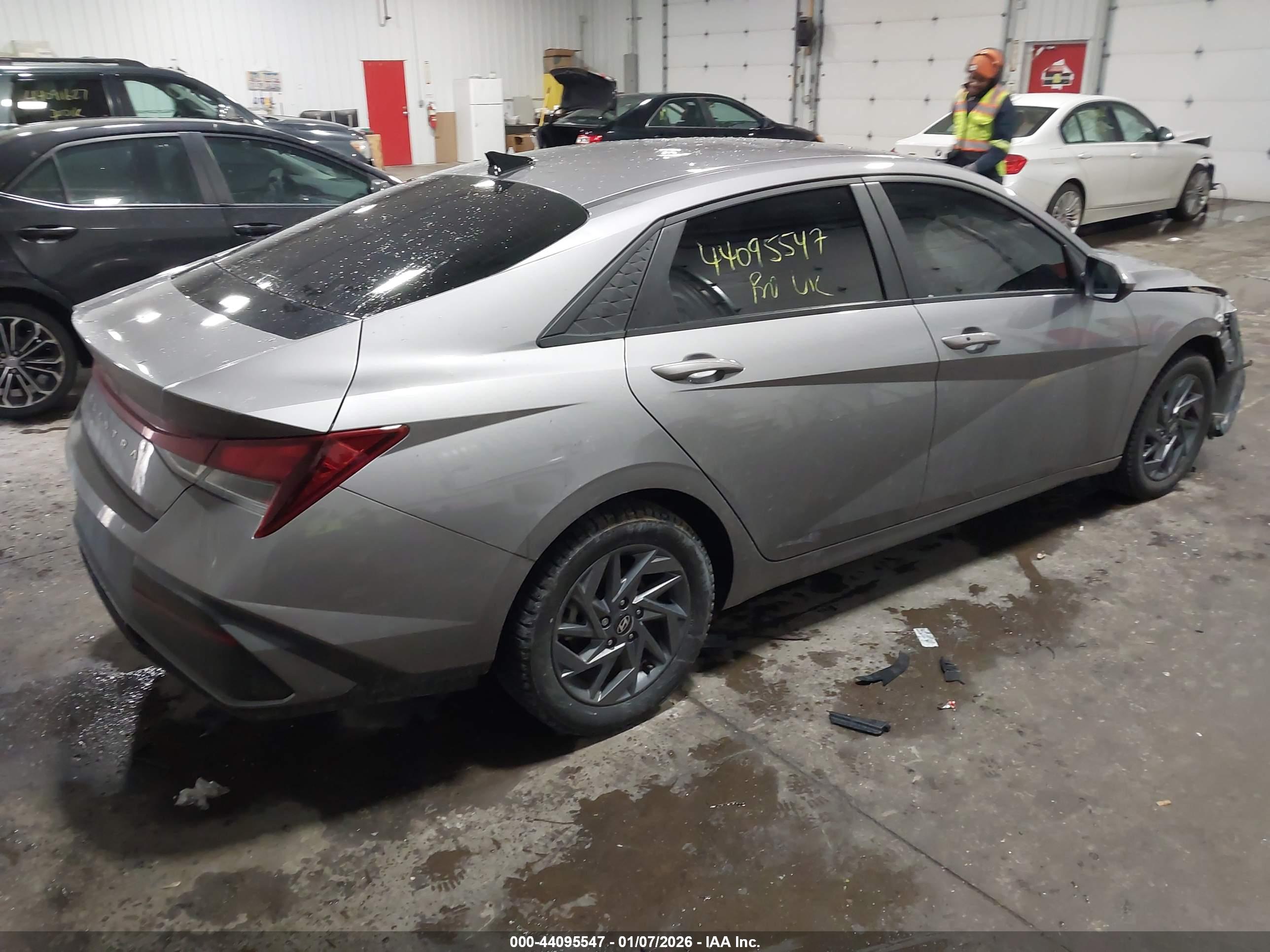 HYUNDAI ELANTRA image 4