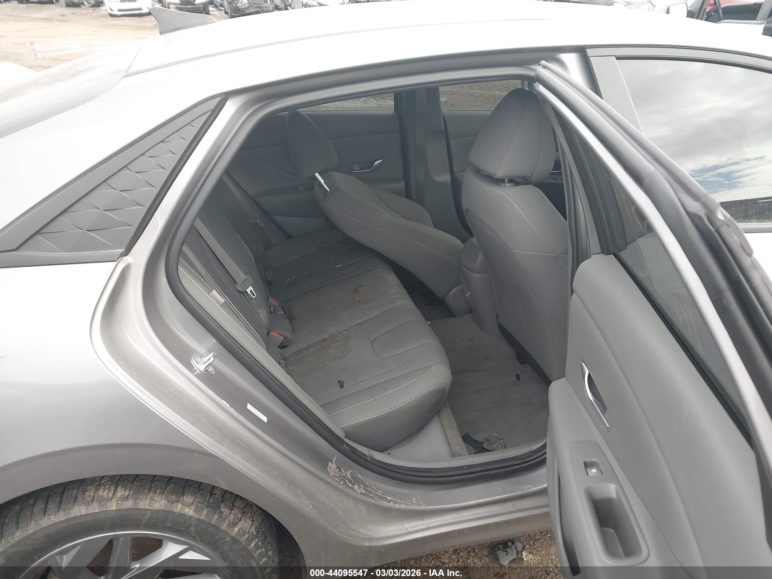 HYUNDAI ELANTRA image 8