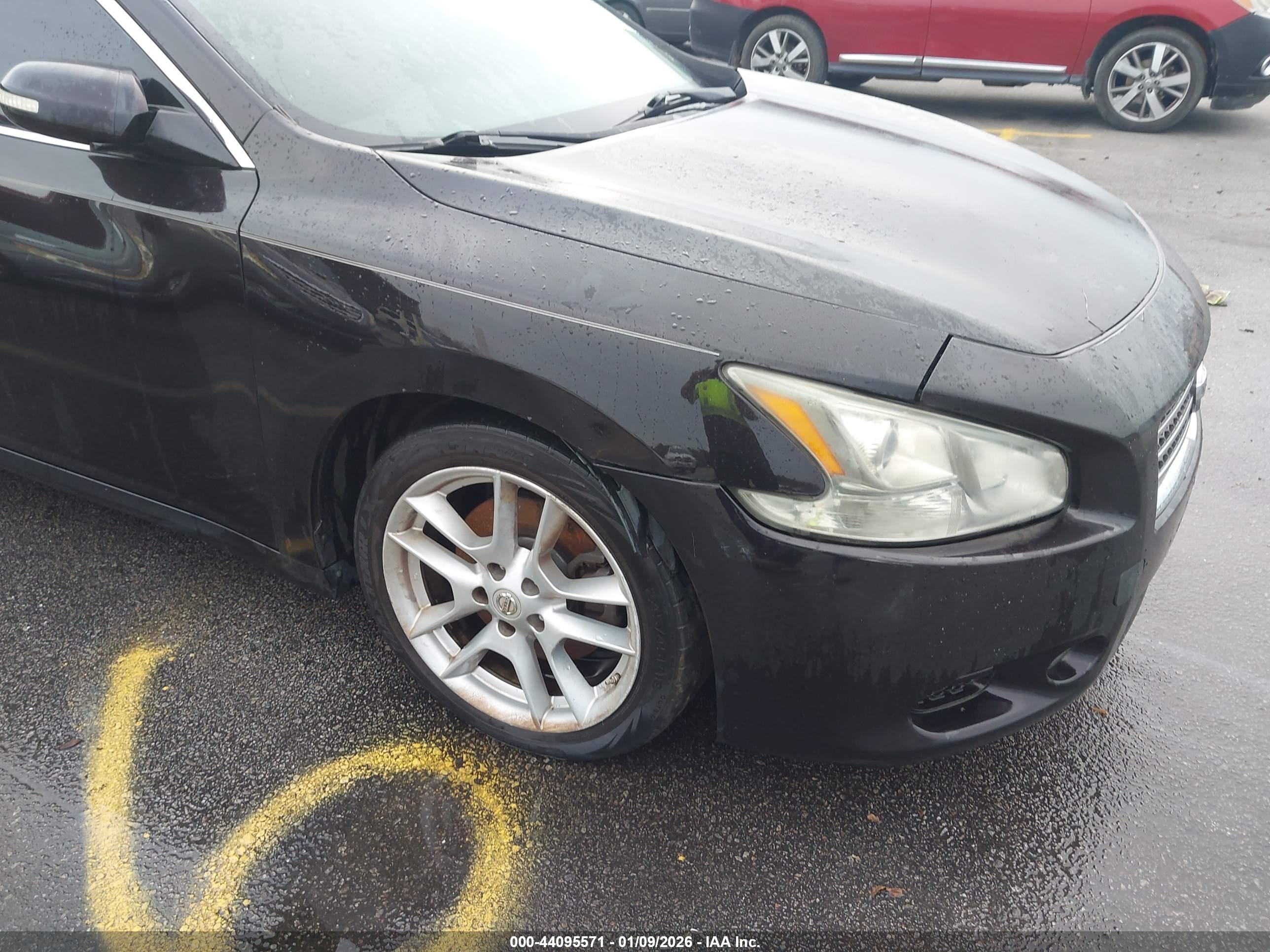 NISSAN MAXIMA image 6