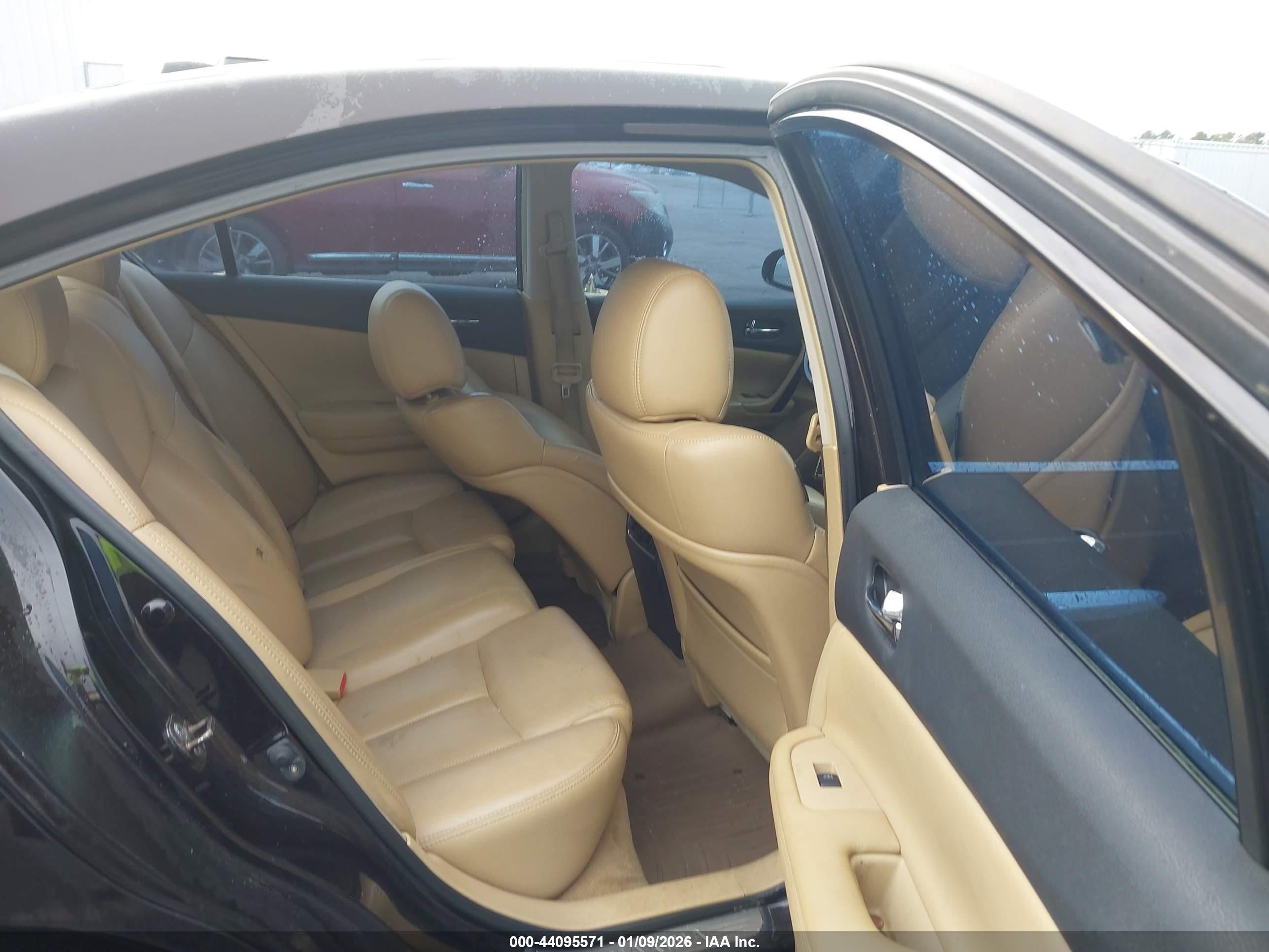 NISSAN MAXIMA image 8