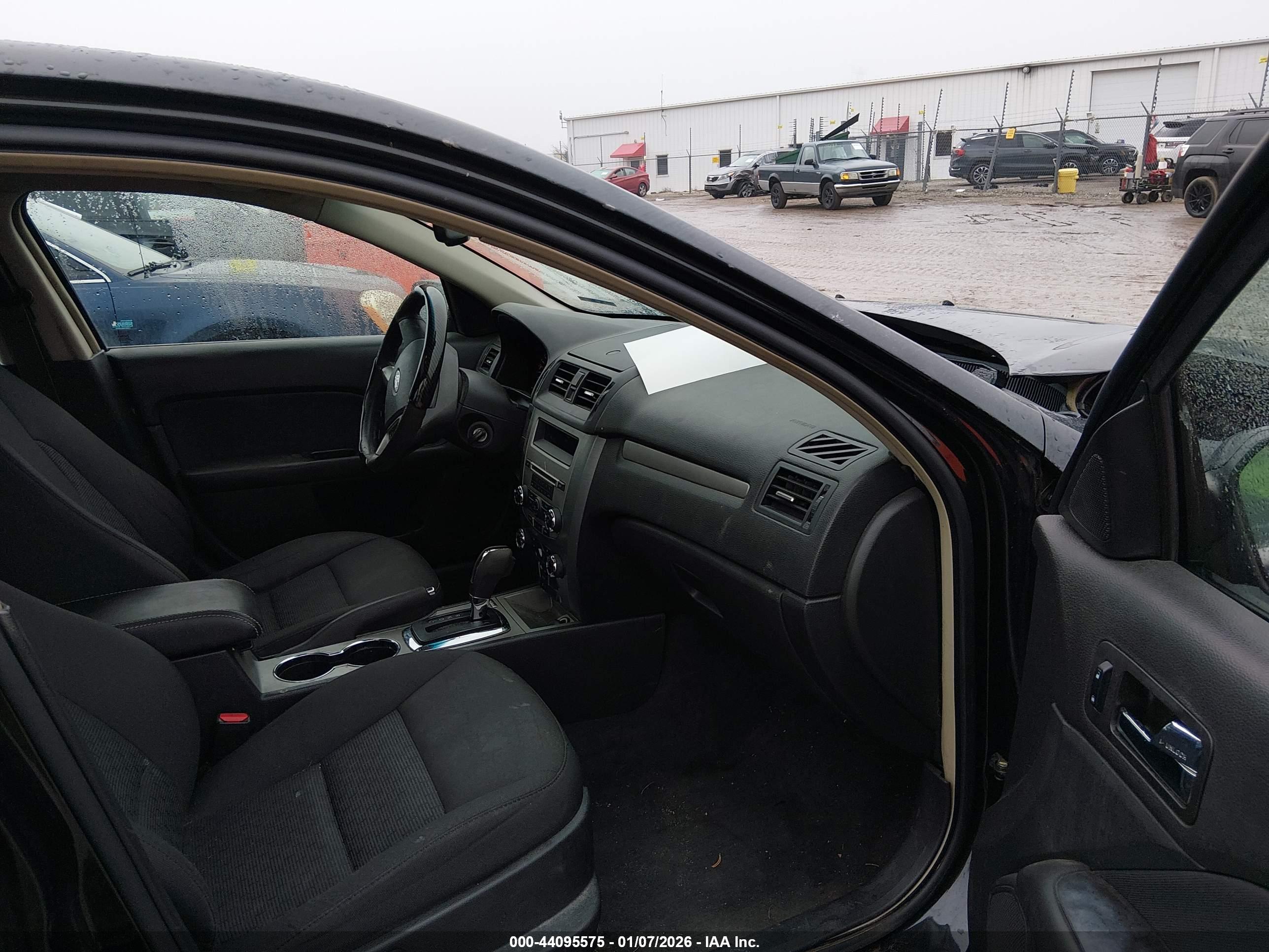 FORD FUSION image 5