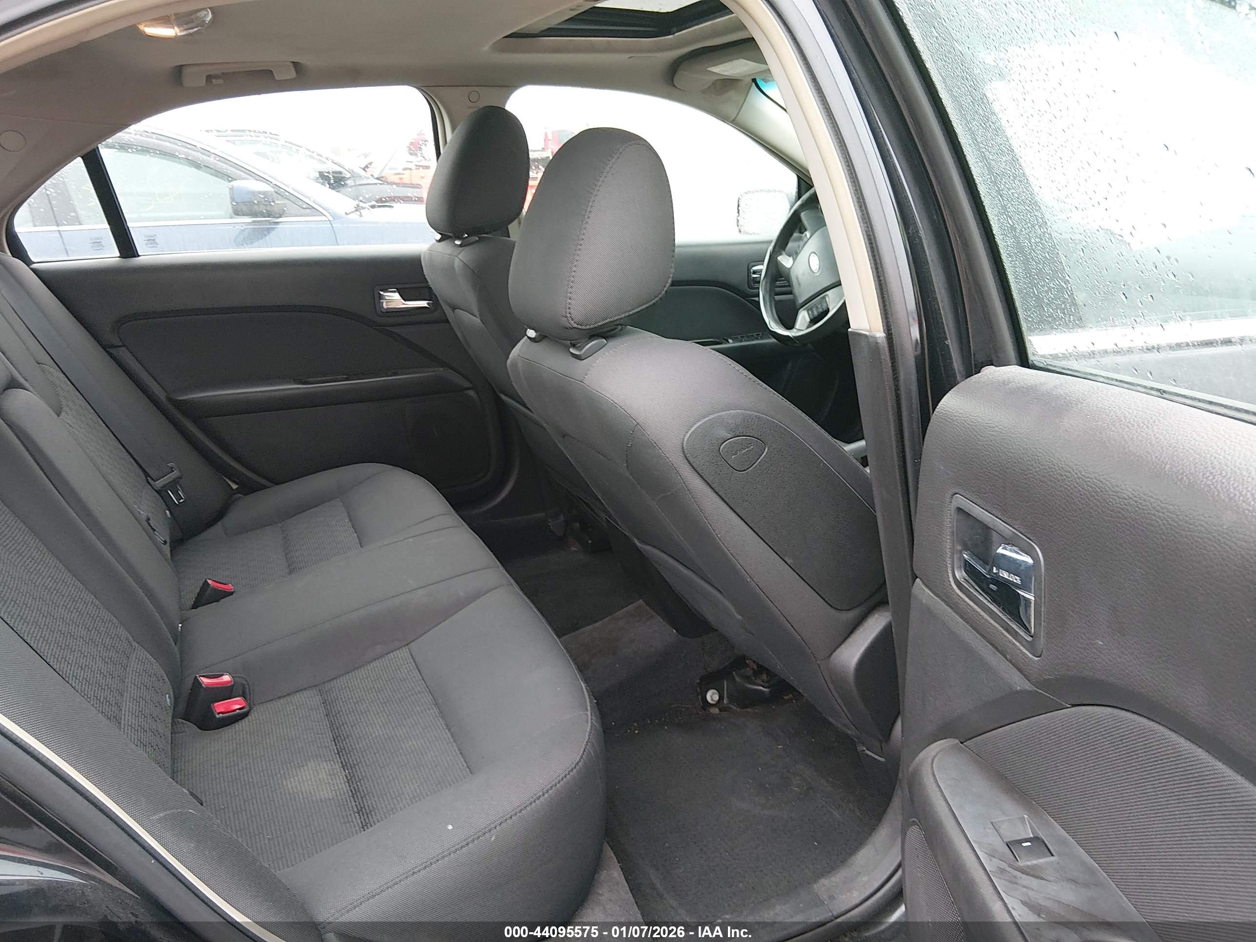 FORD FUSION image 8
