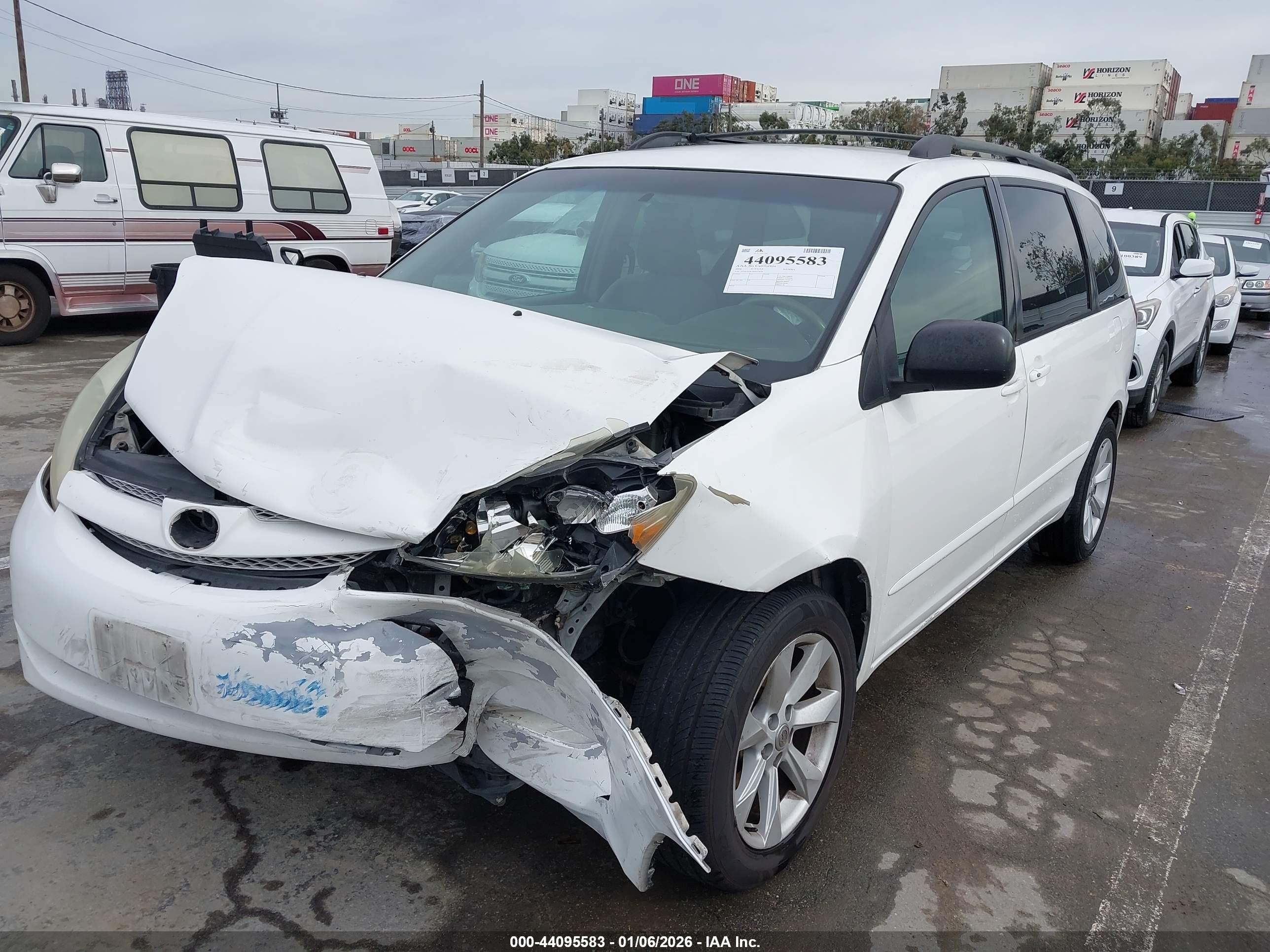 TOYOTA SIENNA image 2
