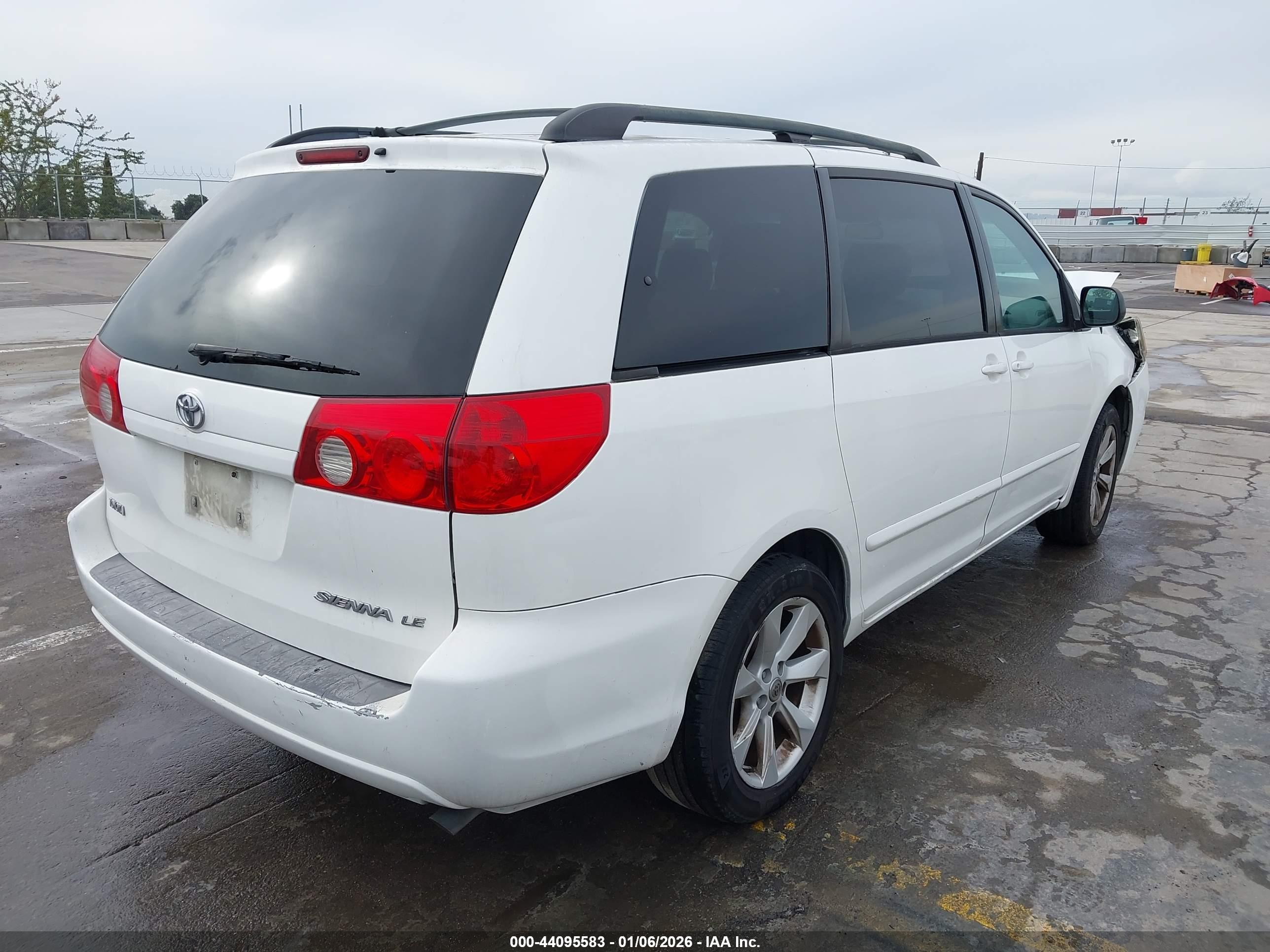 TOYOTA SIENNA image 4
