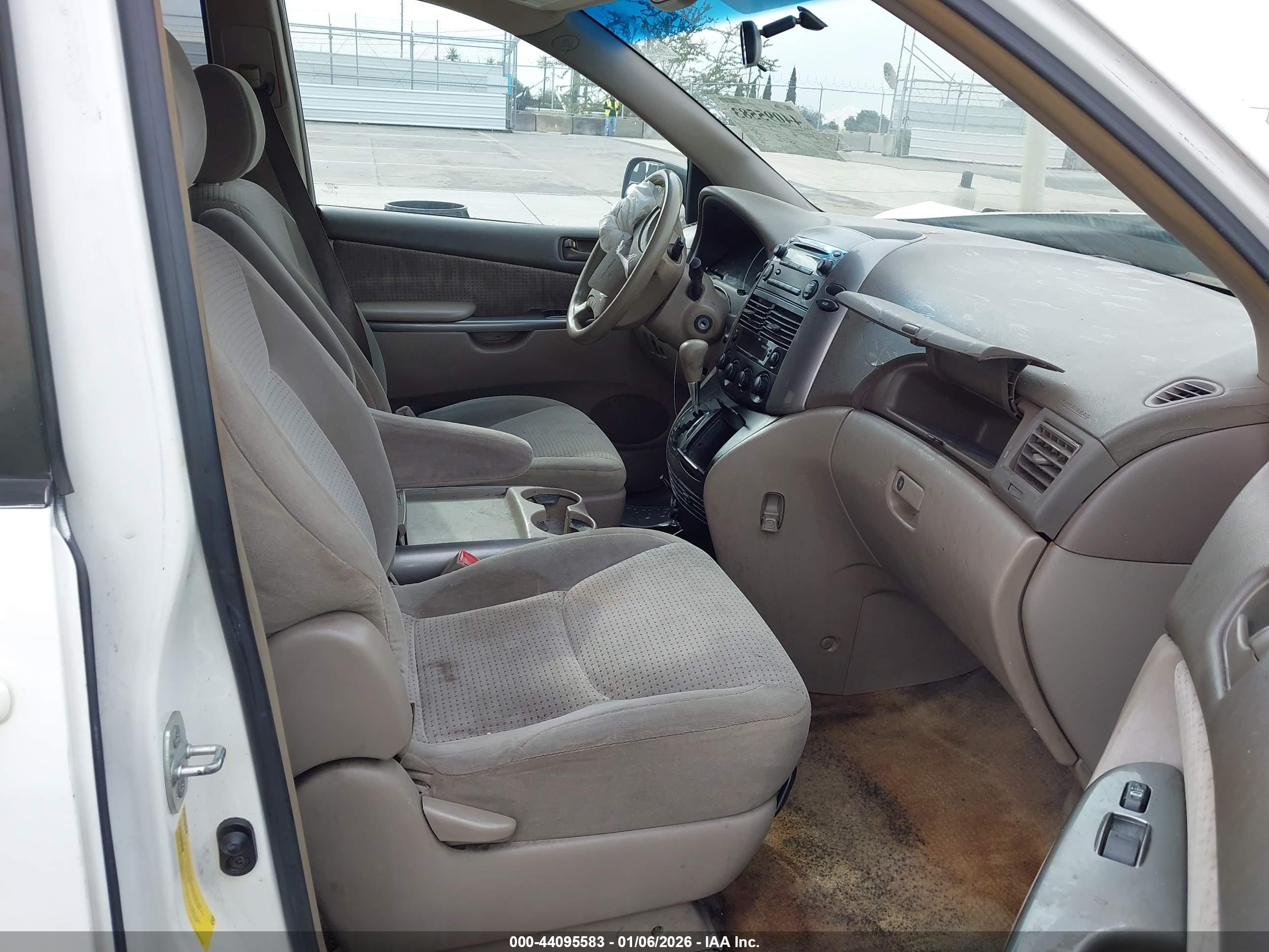 TOYOTA SIENNA image 5