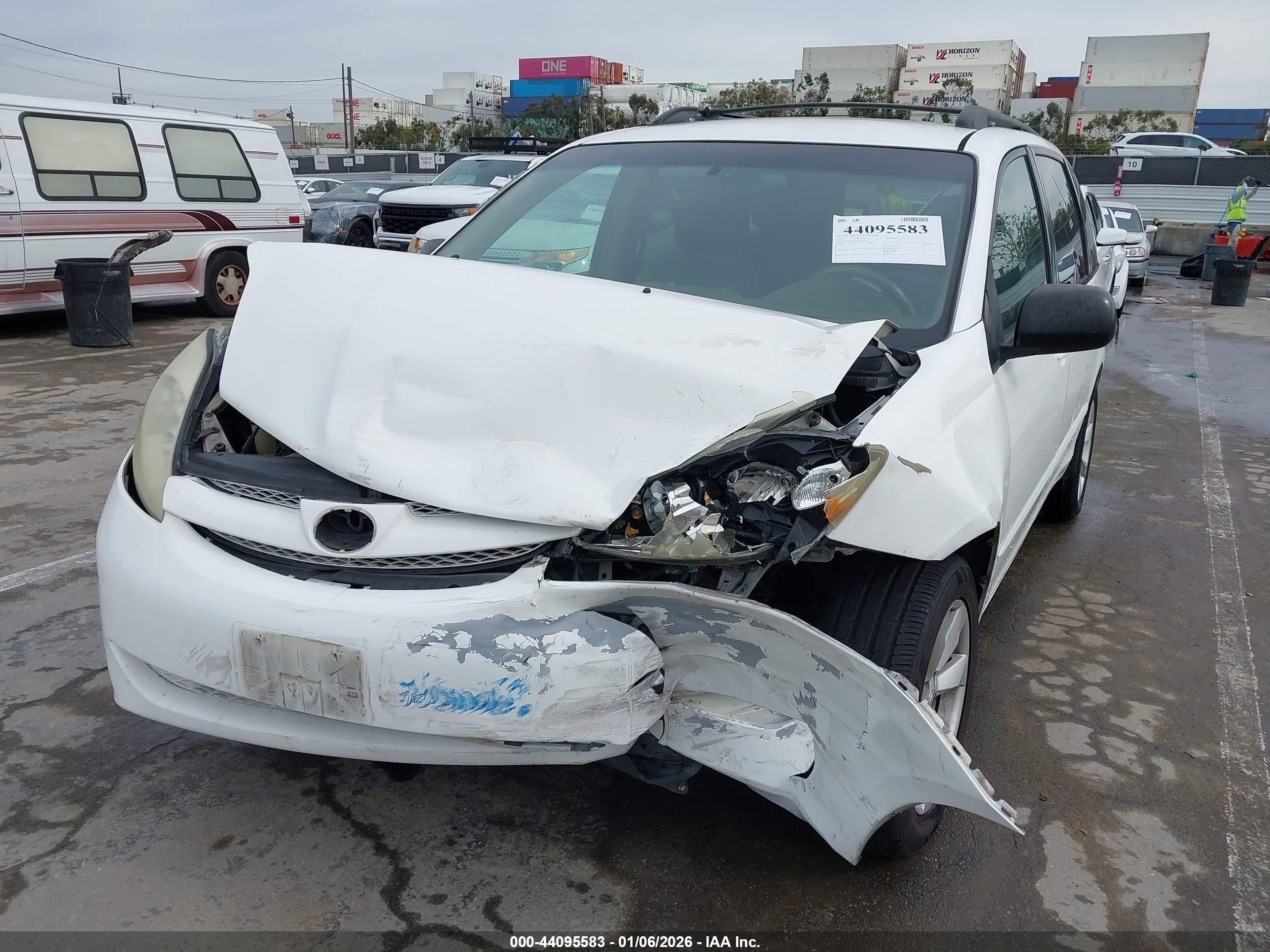 TOYOTA SIENNA image 6