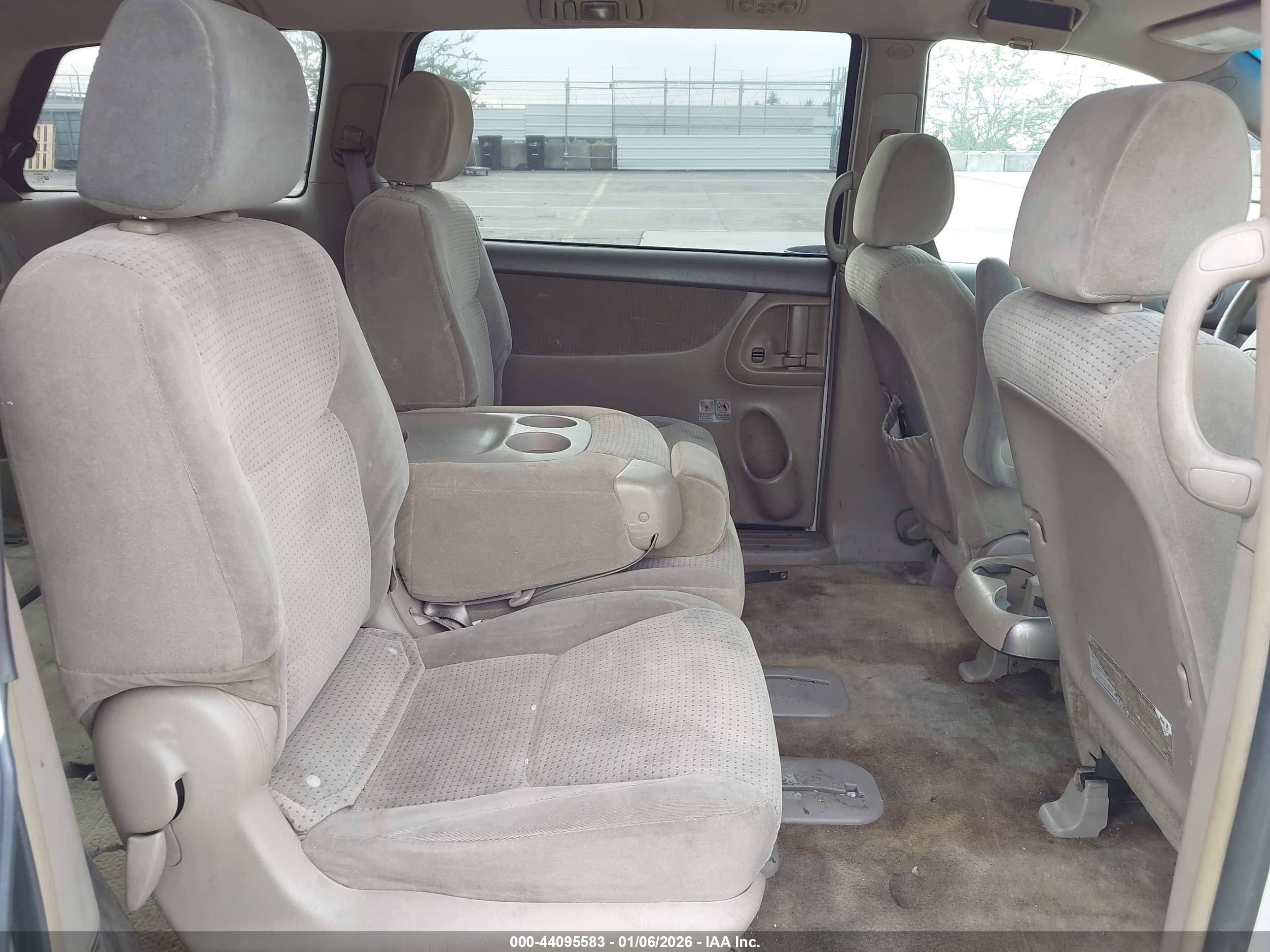 TOYOTA SIENNA image 8
