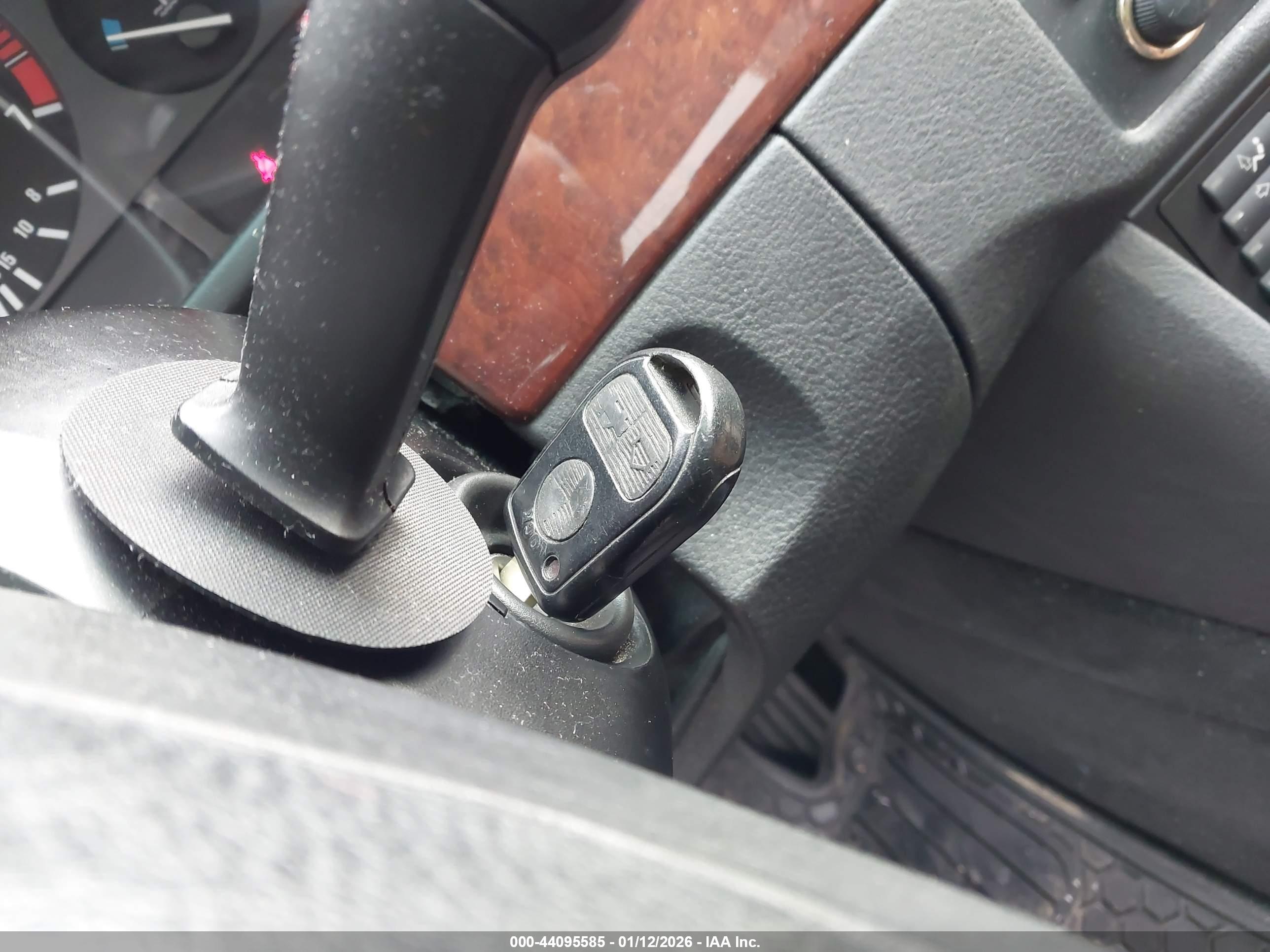 BMW 528IA image 11