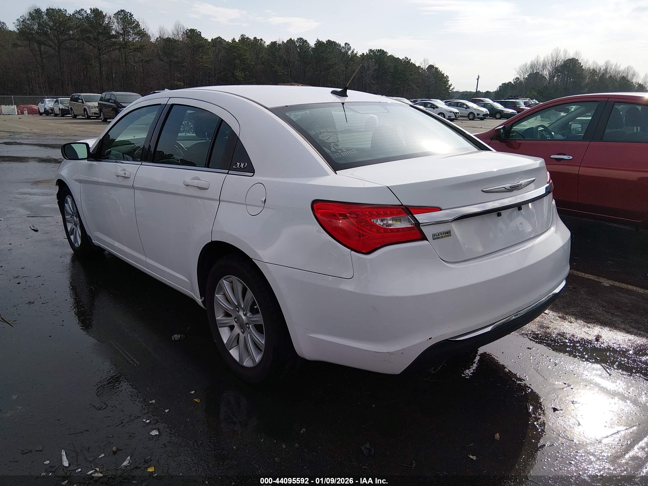 CHRYSLER 200 image 3