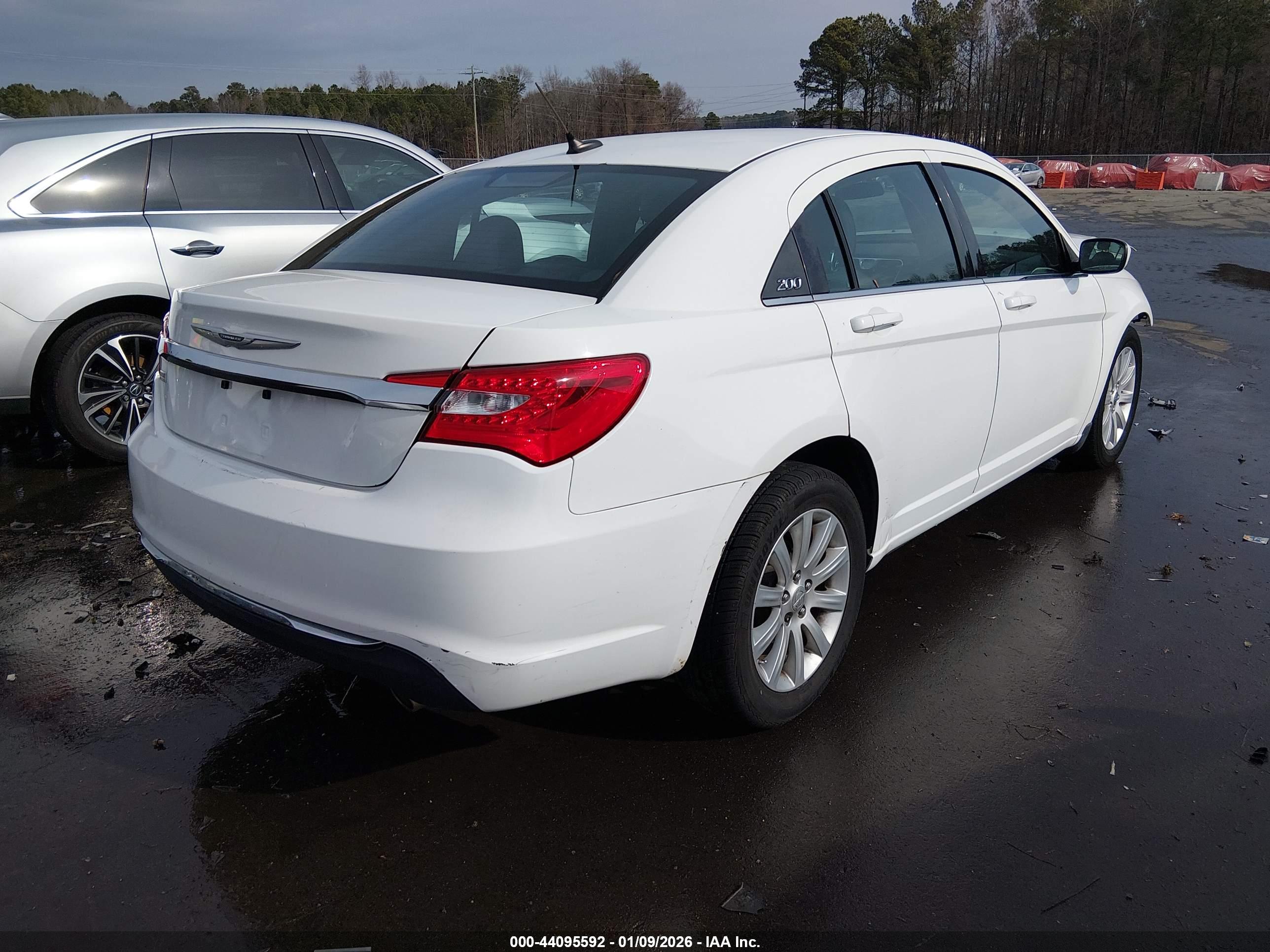 CHRYSLER 200 image 4