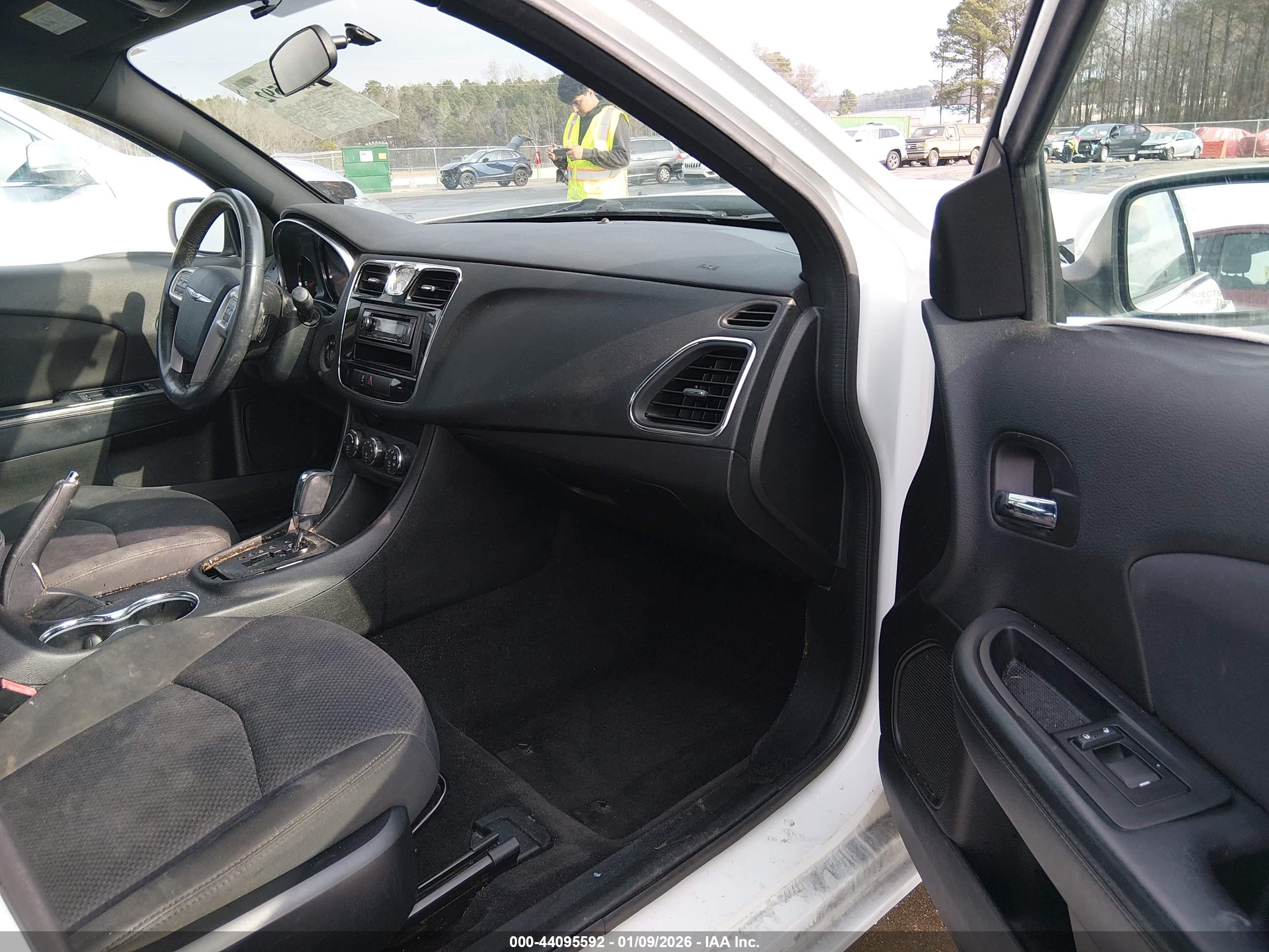 CHRYSLER 200 image 5