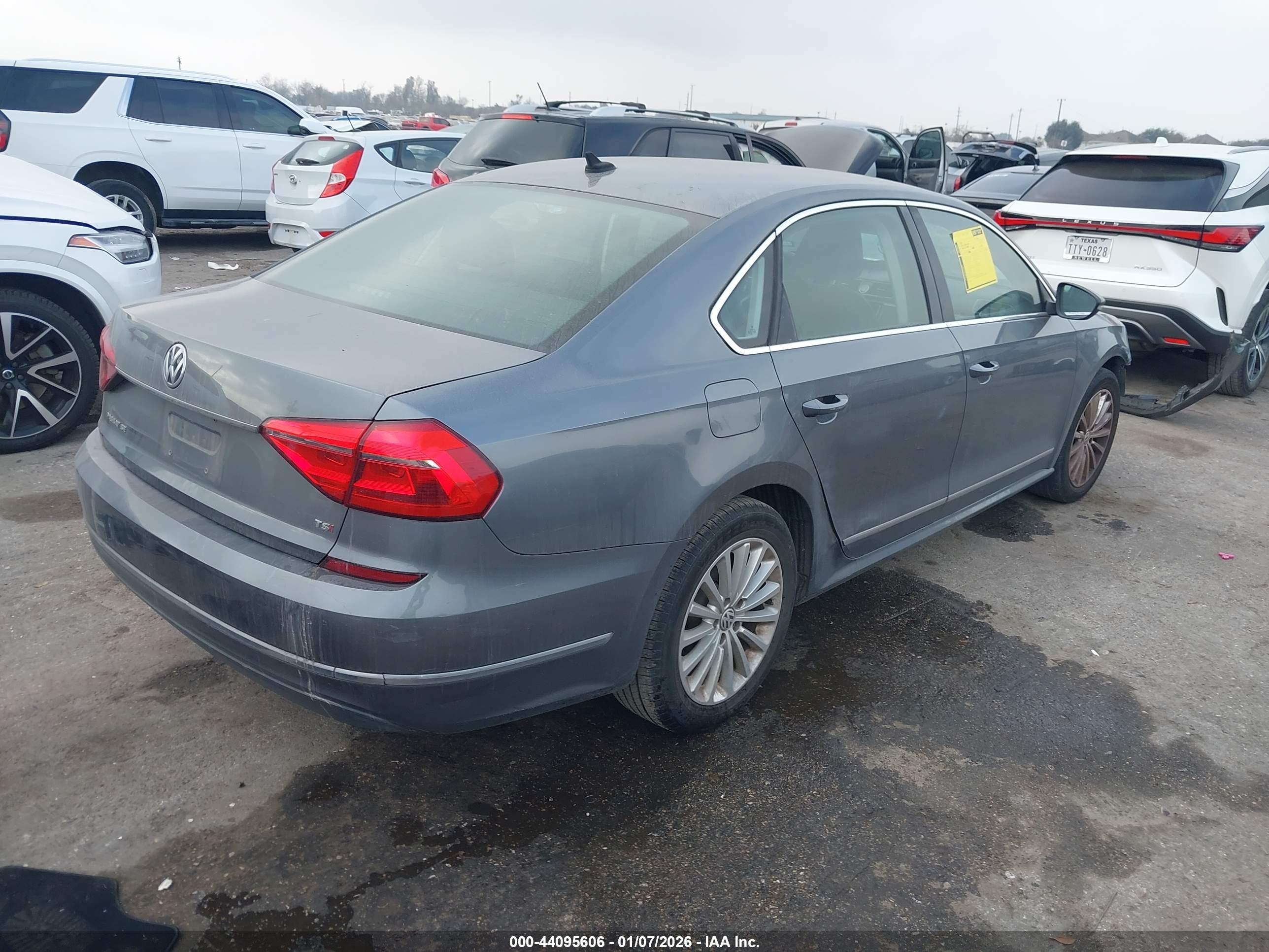 VOLKSWAGEN PASSAT image 4