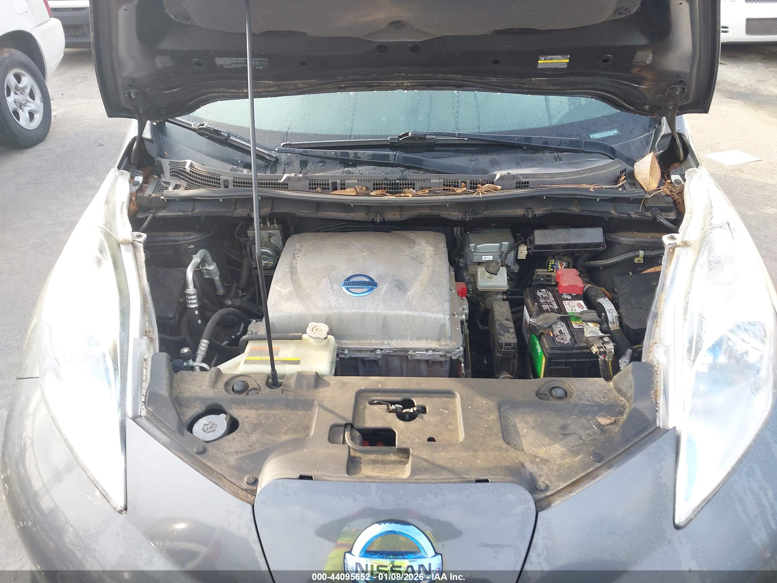 NISSAN LEAF image 10