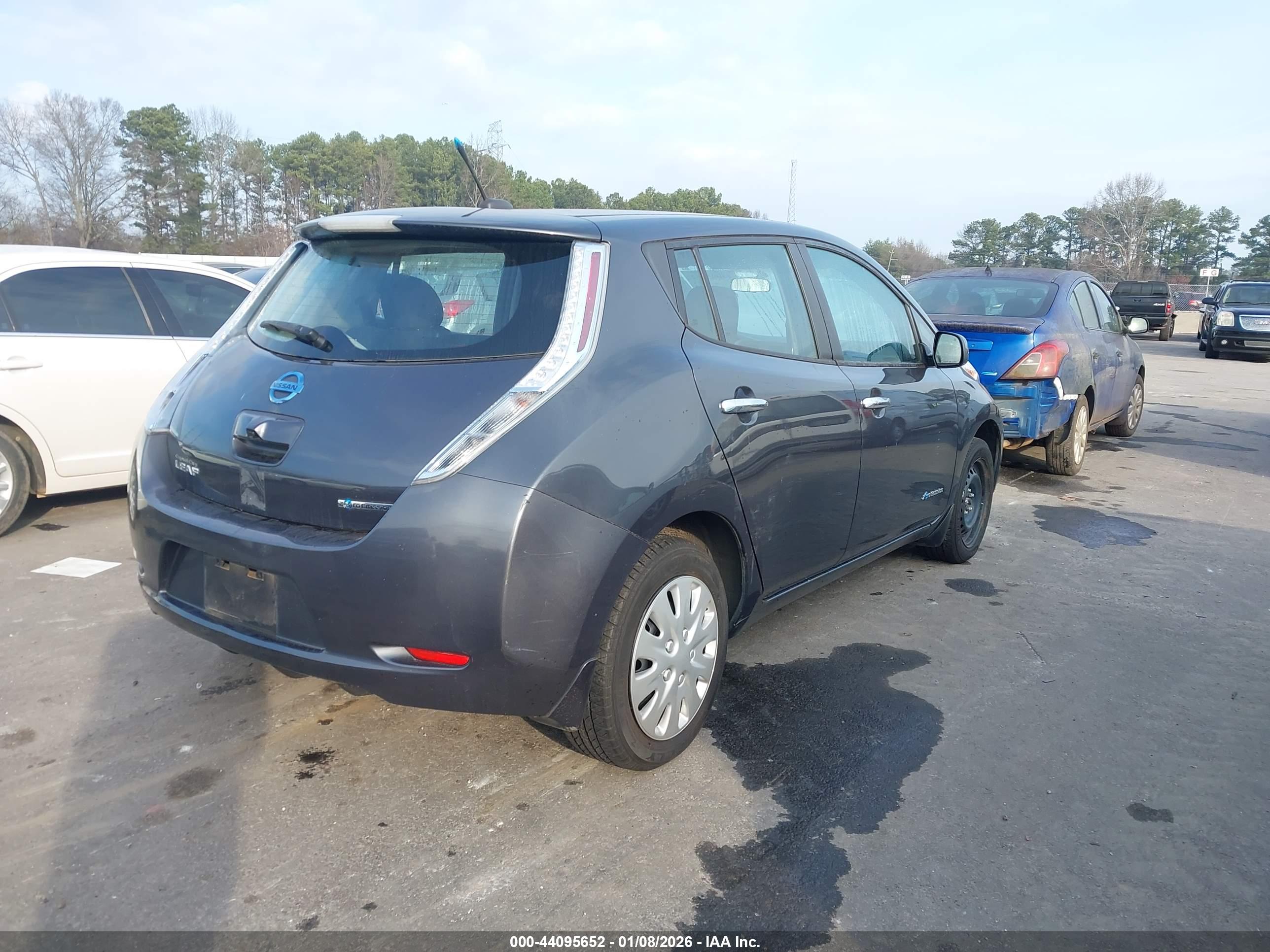 NISSAN LEAF image 4