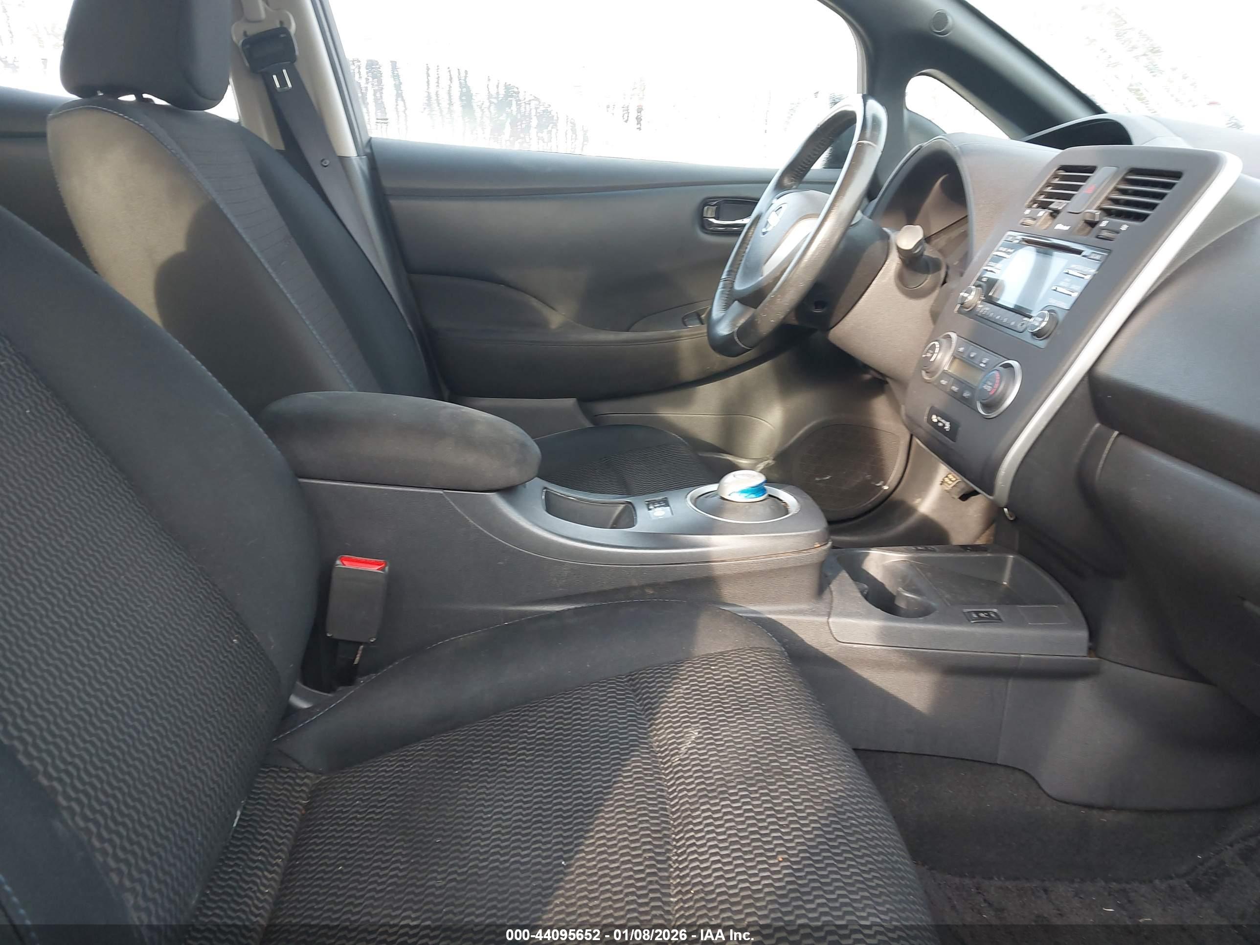 NISSAN LEAF image 5
