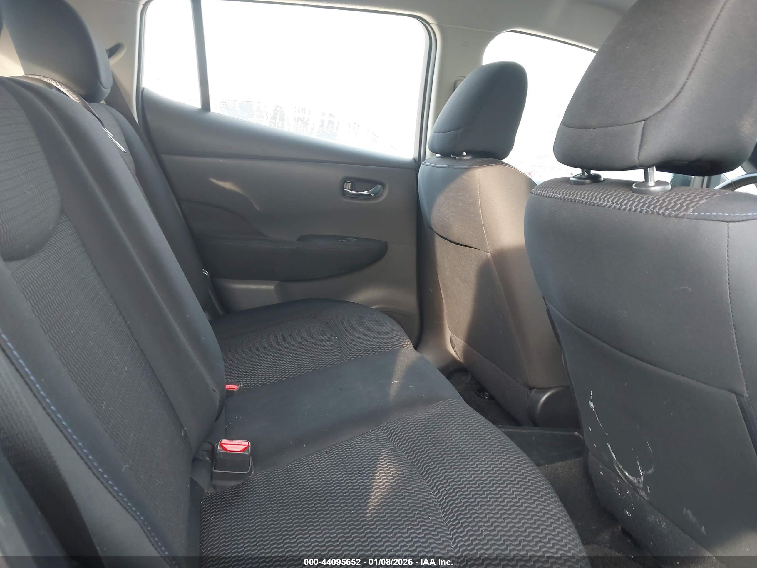 NISSAN LEAF image 8