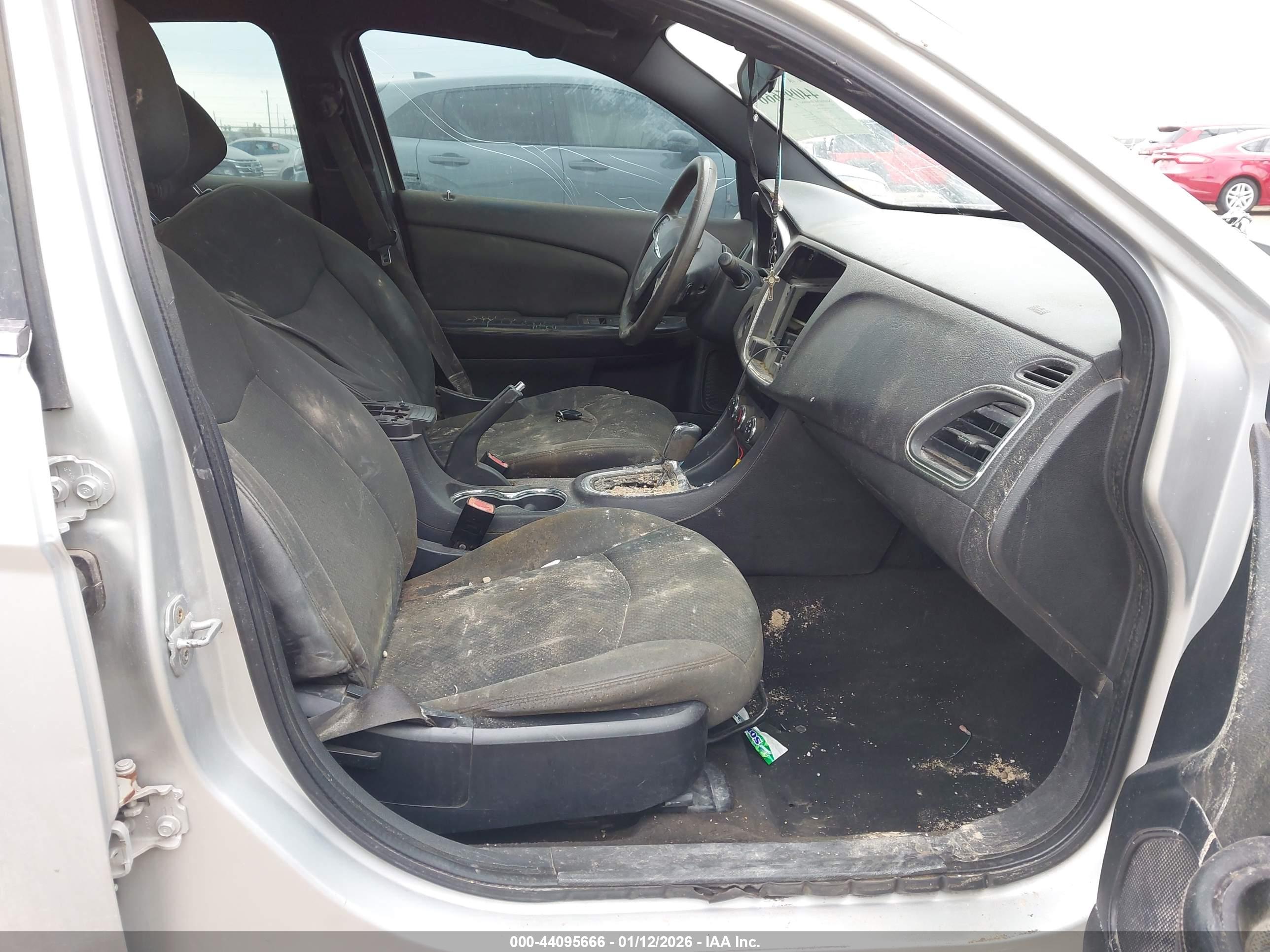CHRYSLER 200 image 5