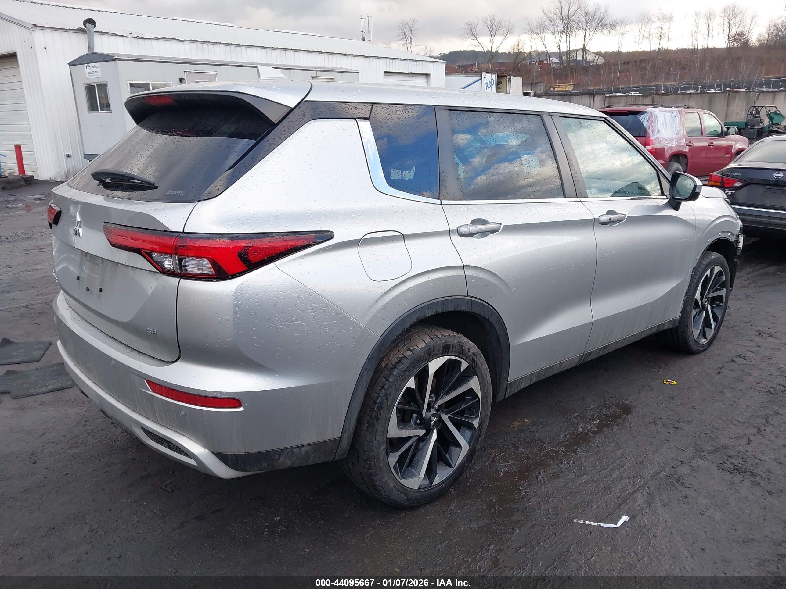 MITSUBISHI OUTLANDER image 4