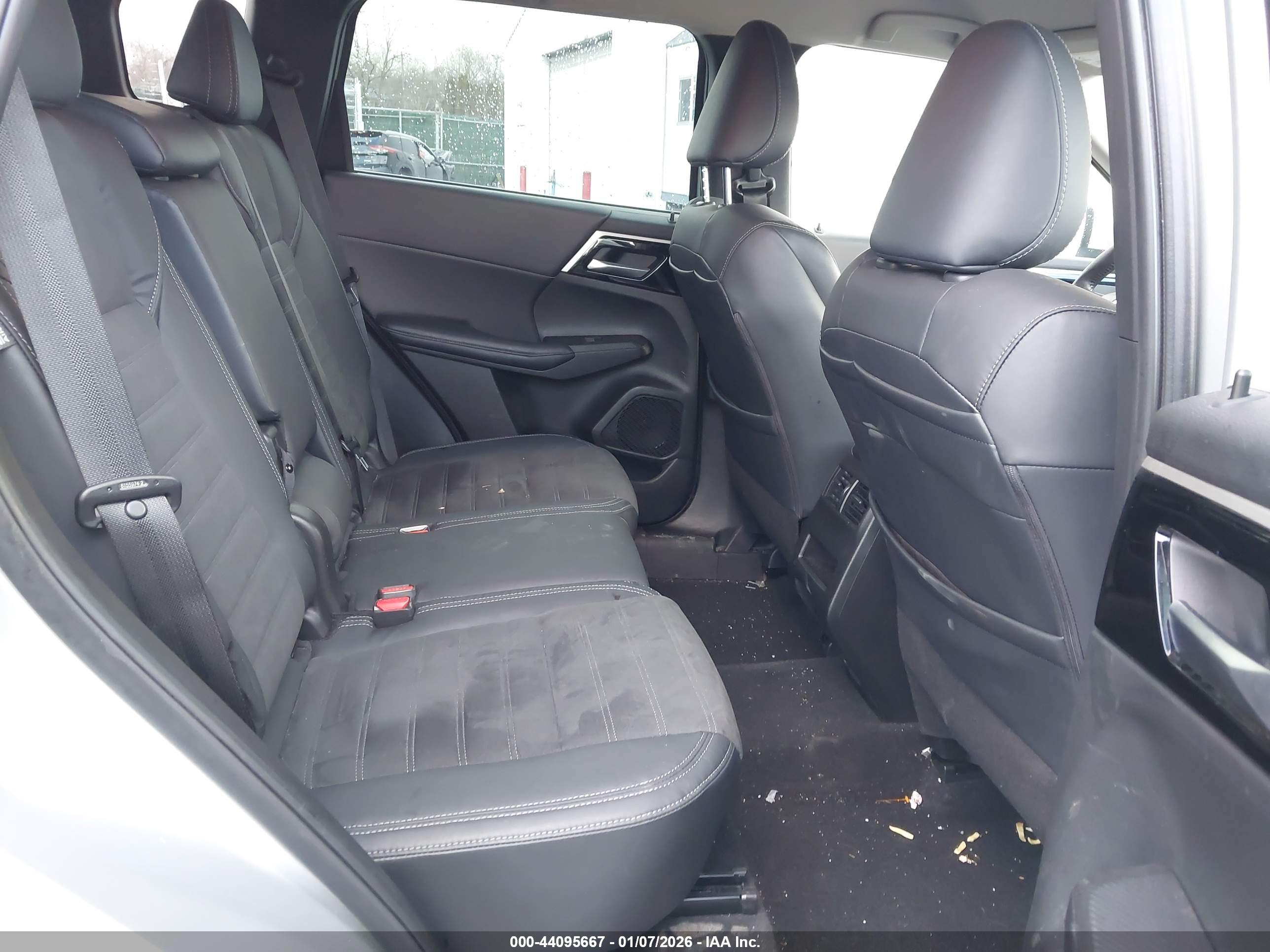 MITSUBISHI OUTLANDER image 8