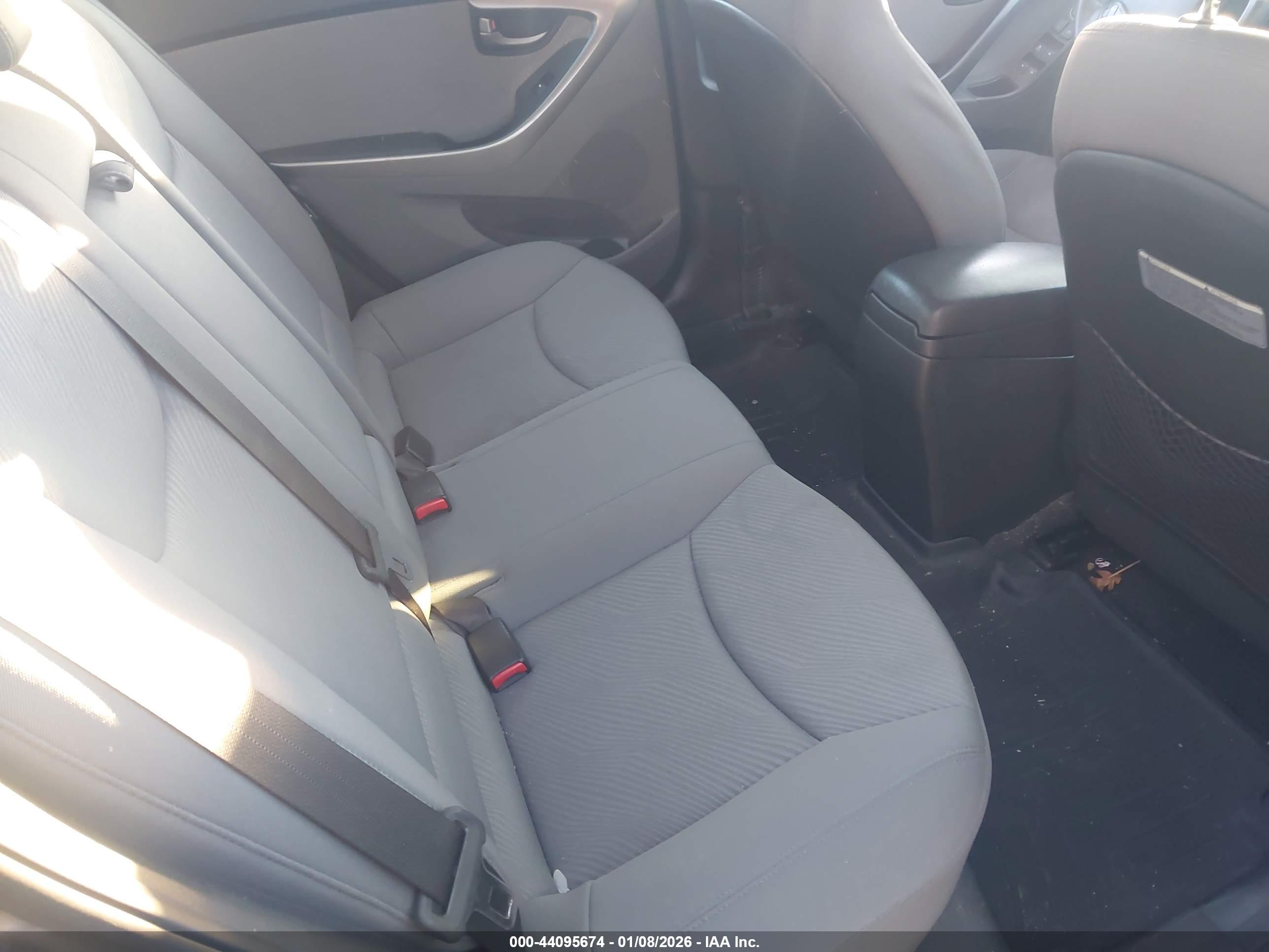 HYUNDAI ELANTRA image 8
