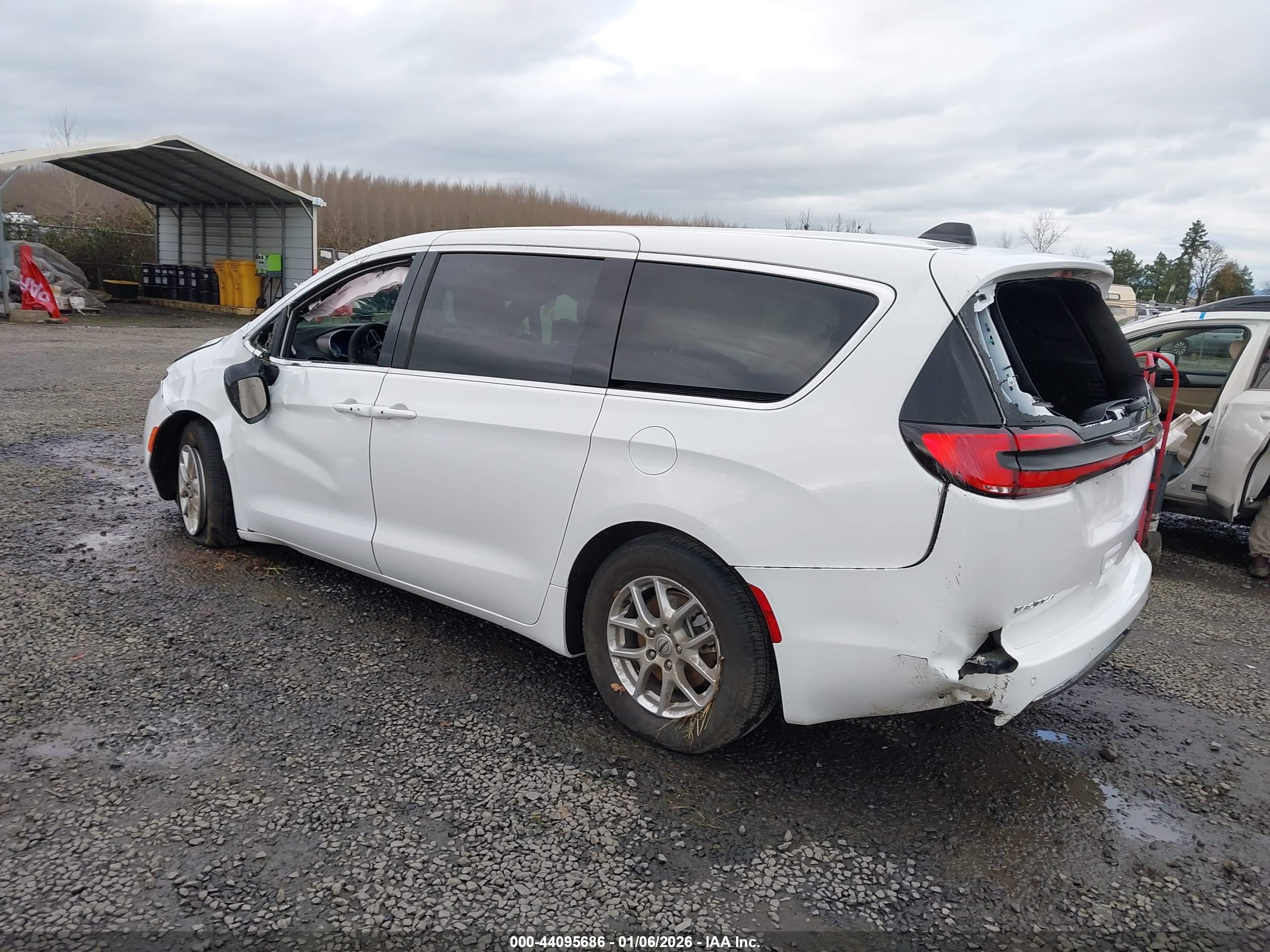CHRYSLER PACIFICA image 3