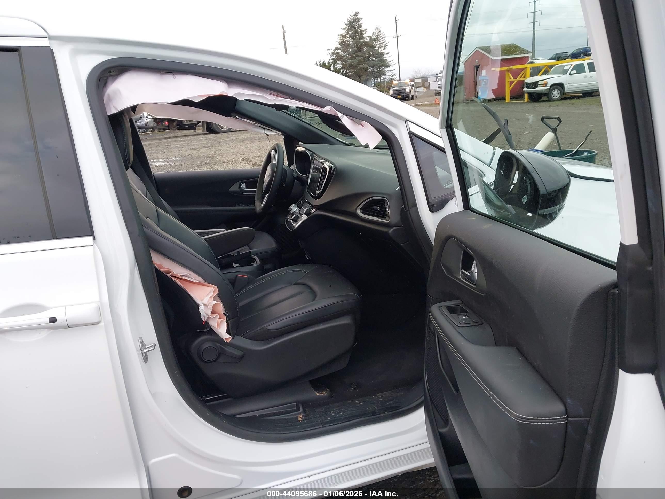 CHRYSLER PACIFICA image 5