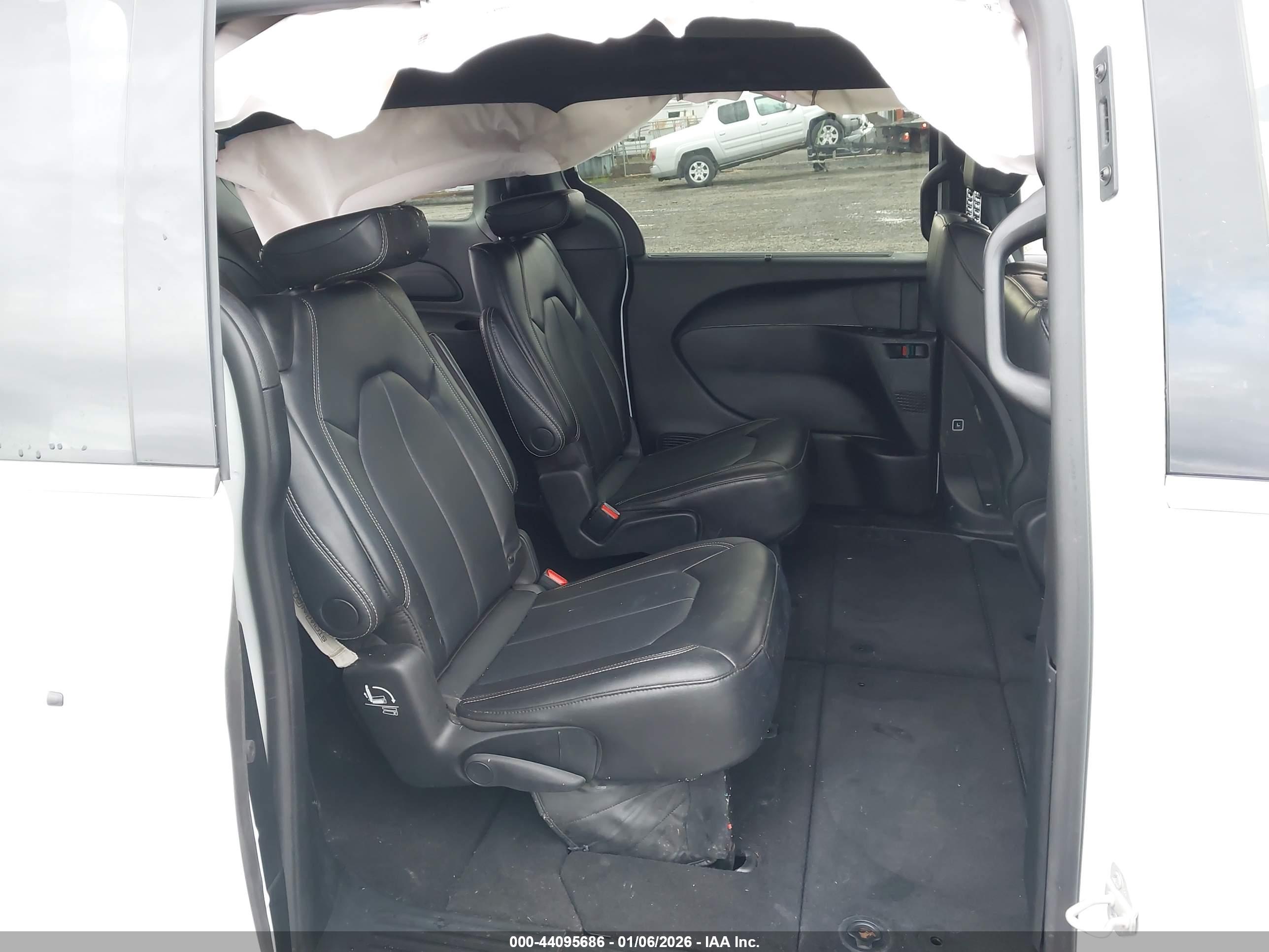 CHRYSLER PACIFICA image 8