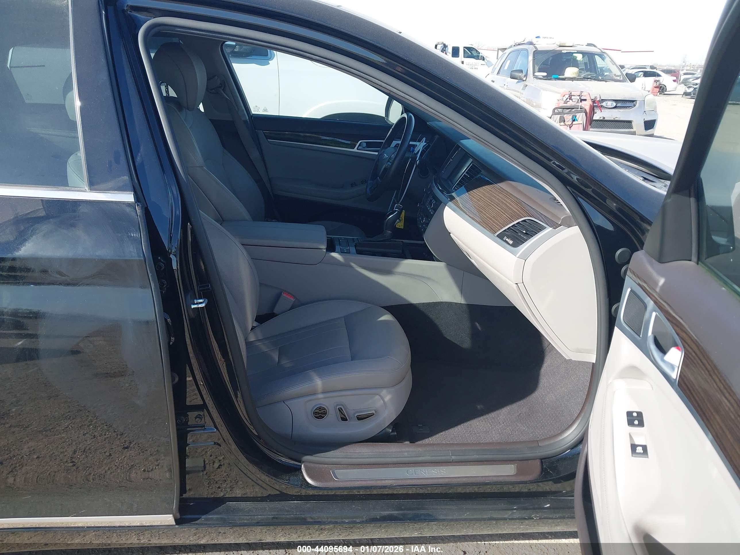 HYUNDAI GENESIS image 5