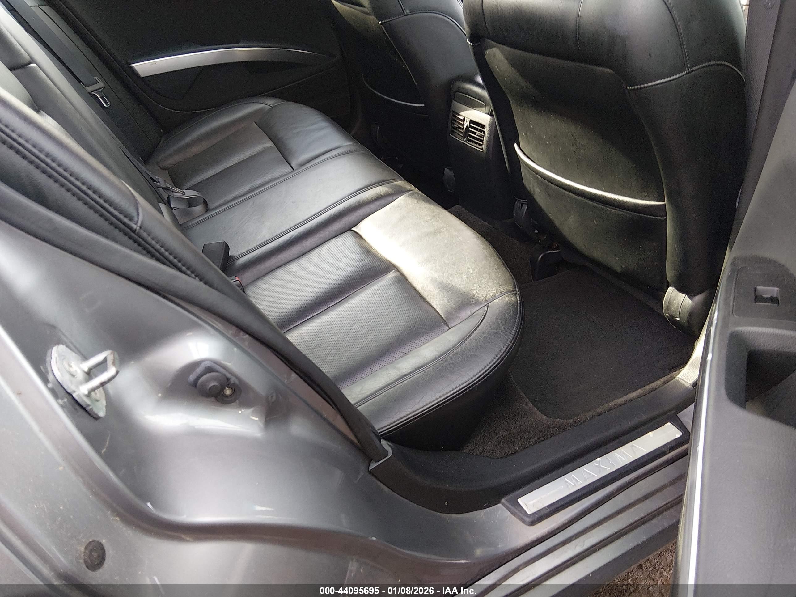NISSAN MAXIMA image 8