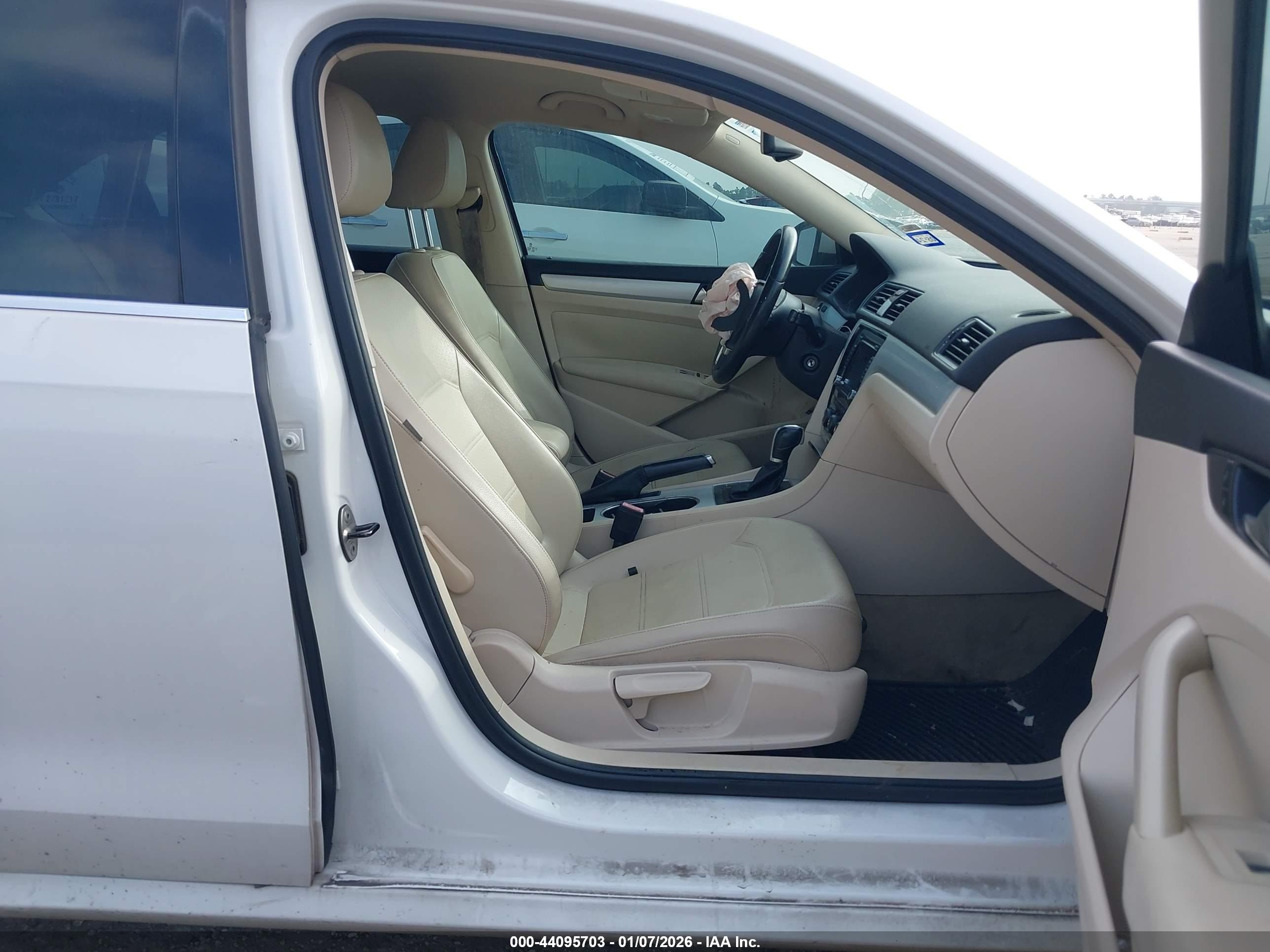 VOLKSWAGEN PASSAT image 5