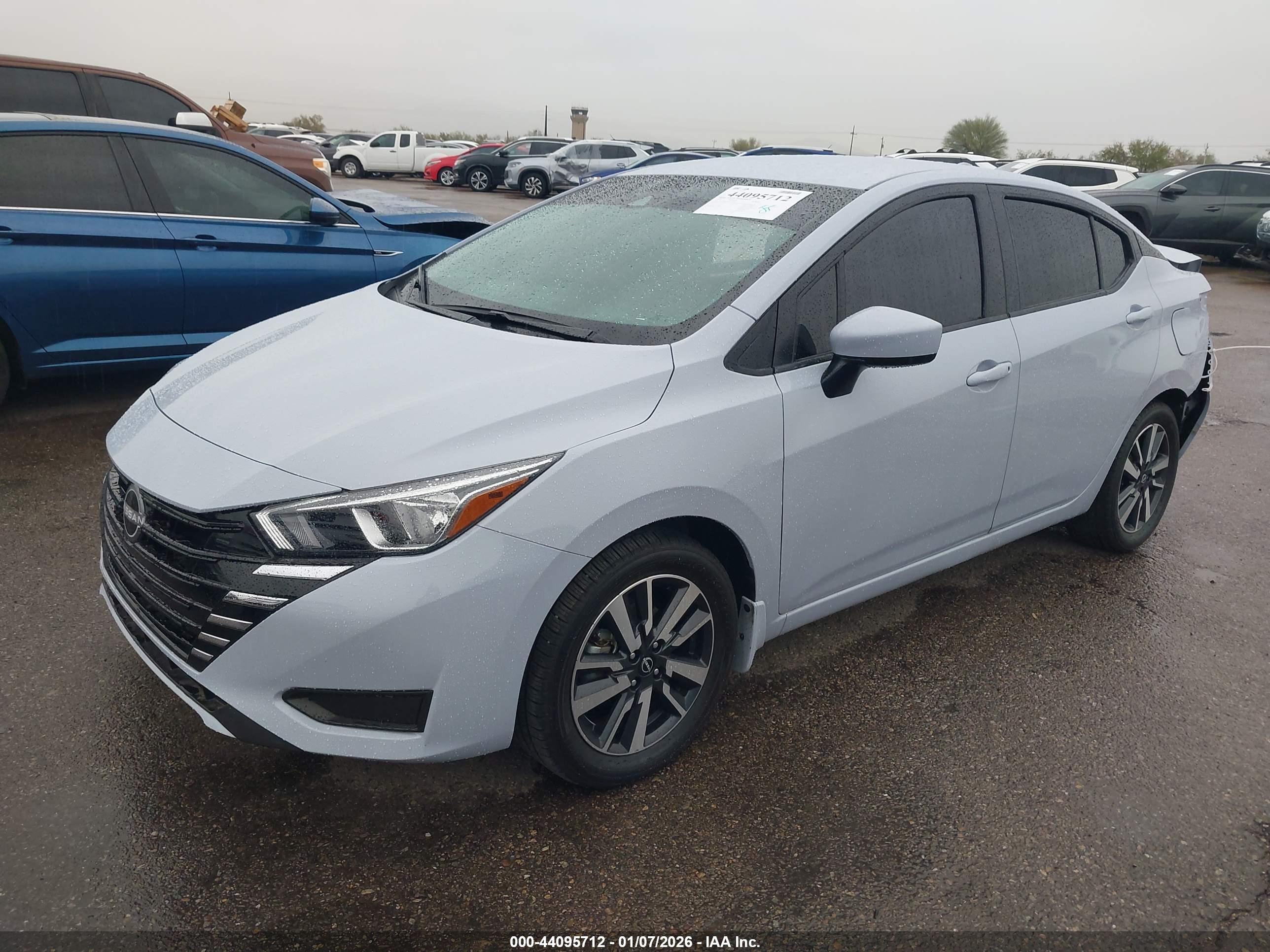 NISSAN VERSA image 2