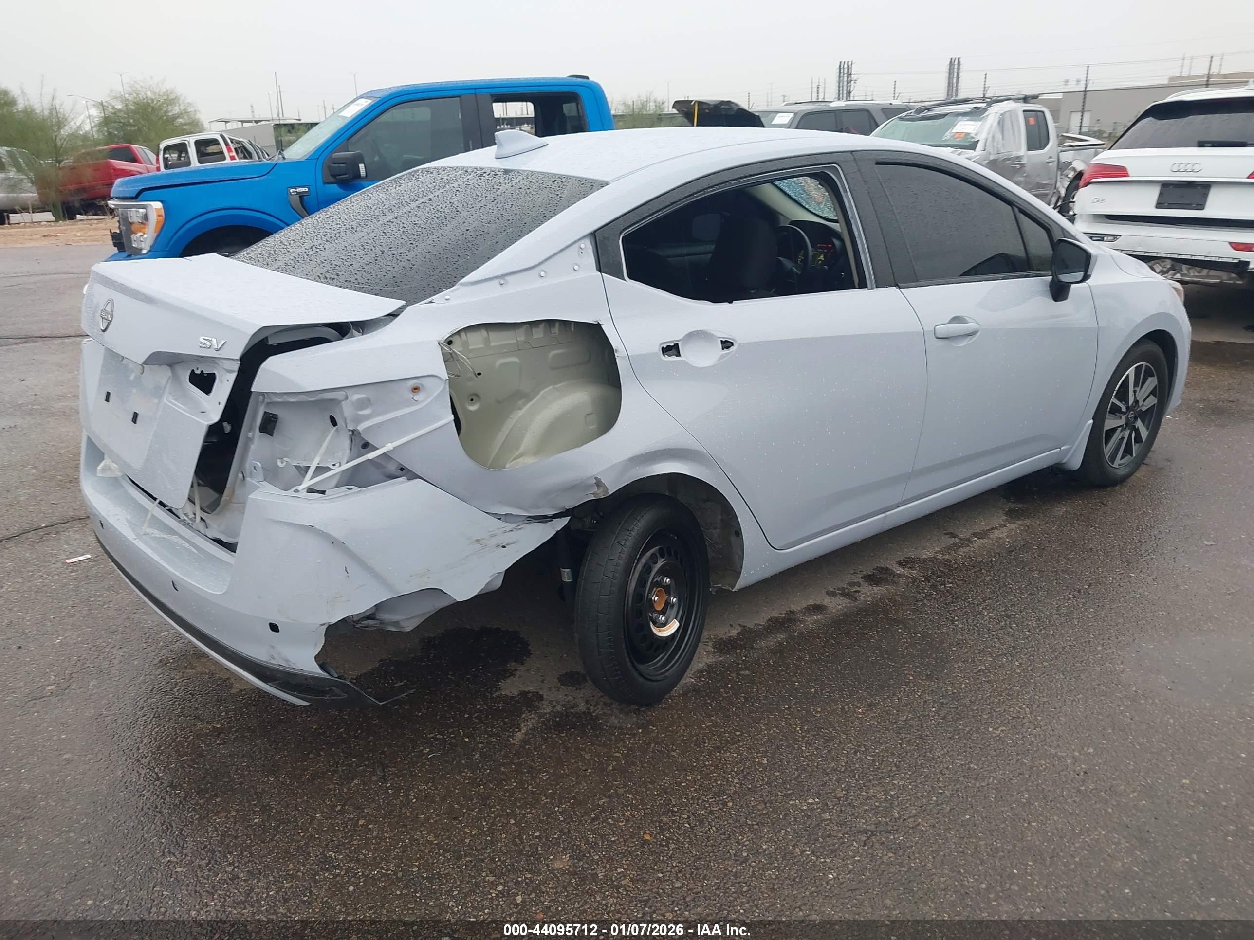NISSAN VERSA image 4