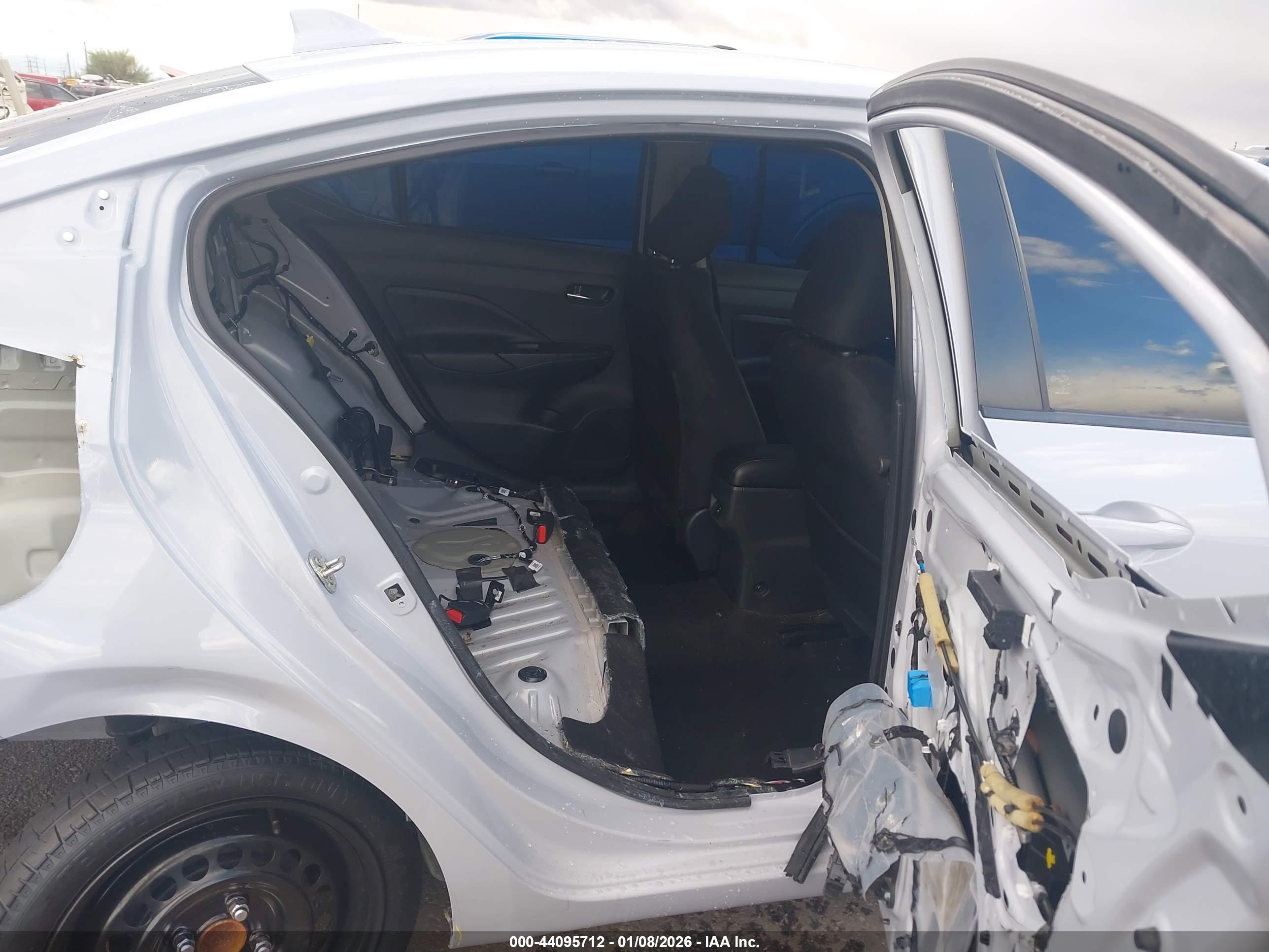 NISSAN VERSA image 8