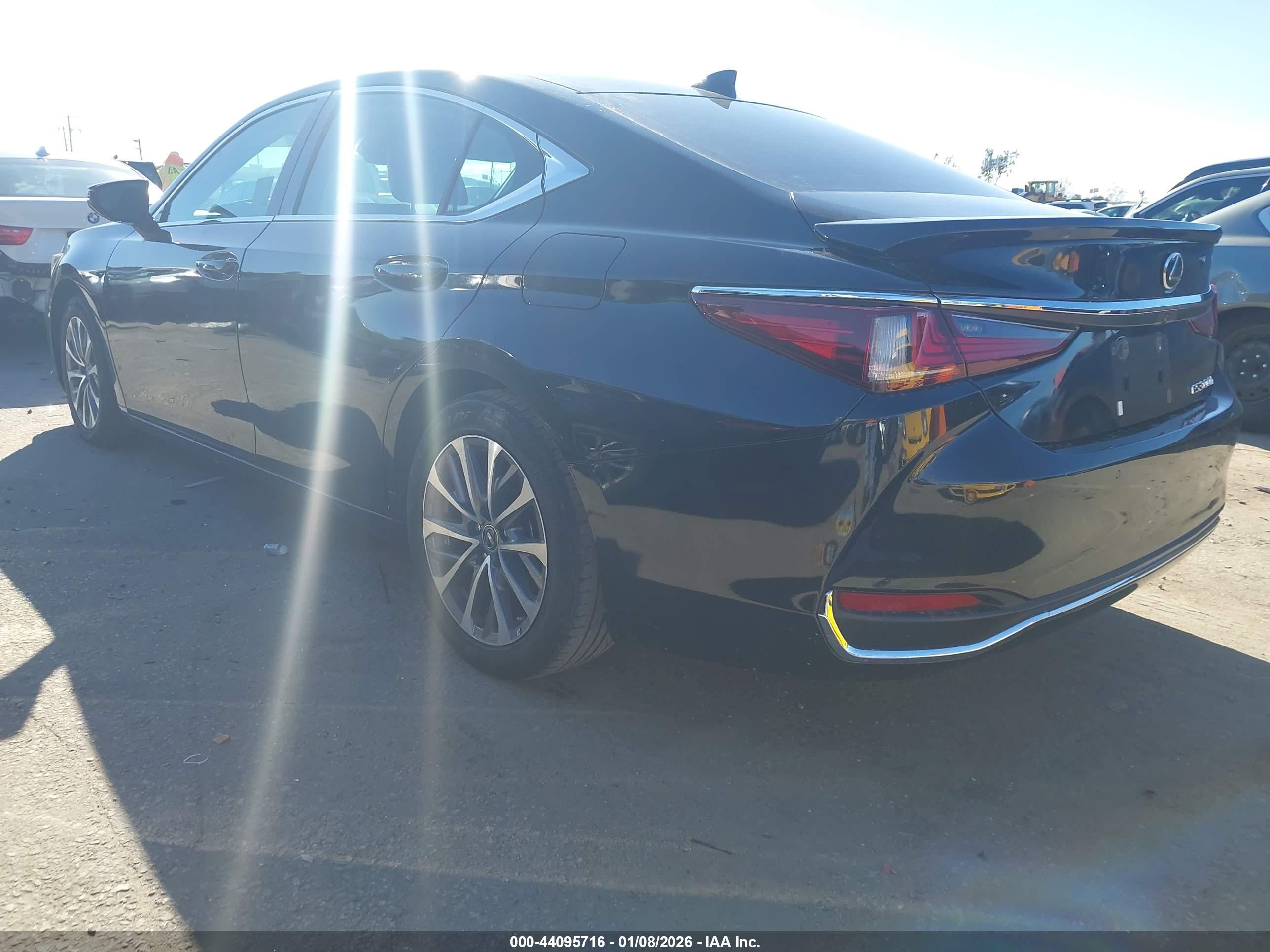 LEXUS ES image 3