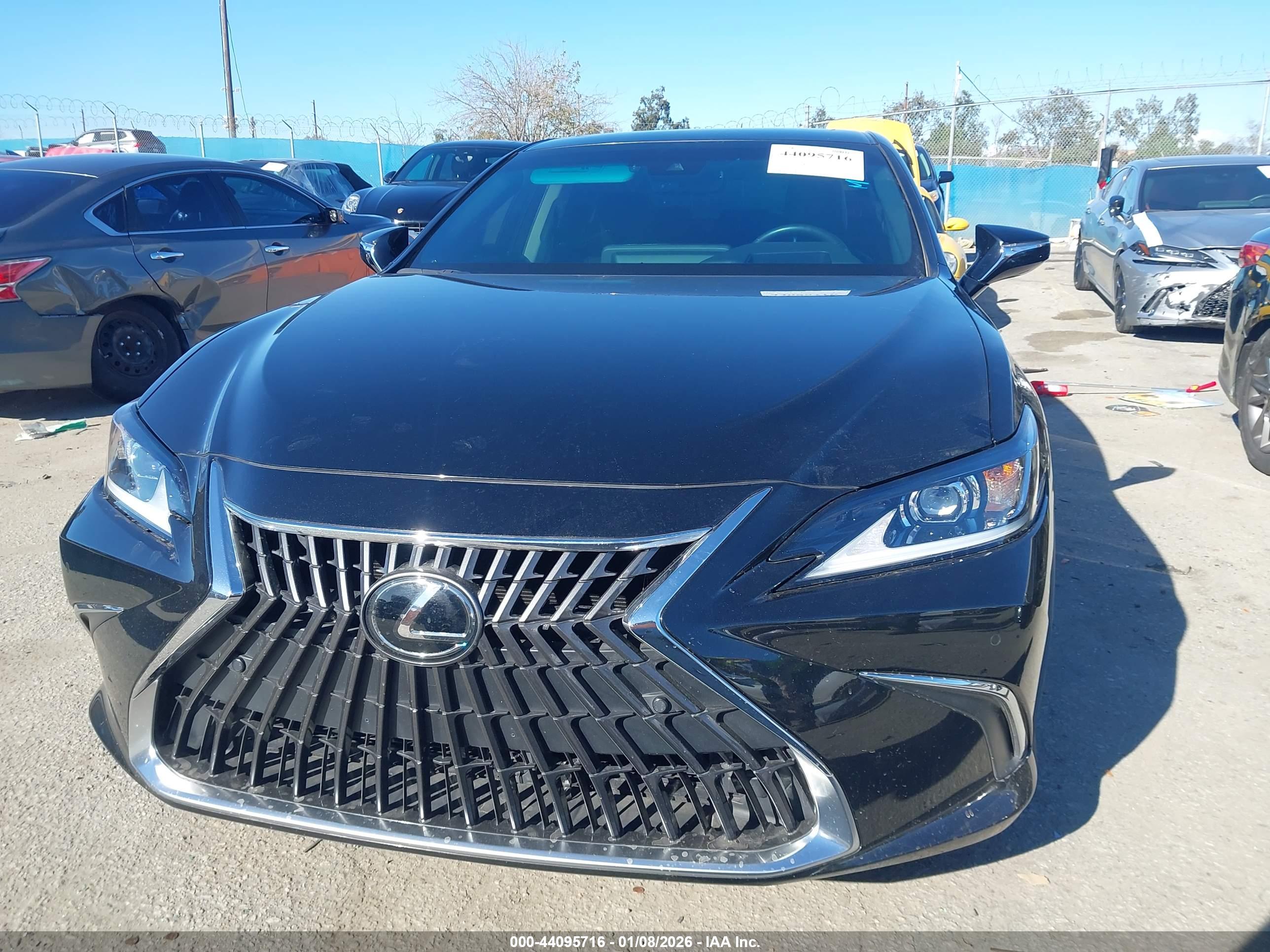 LEXUS ES image 6