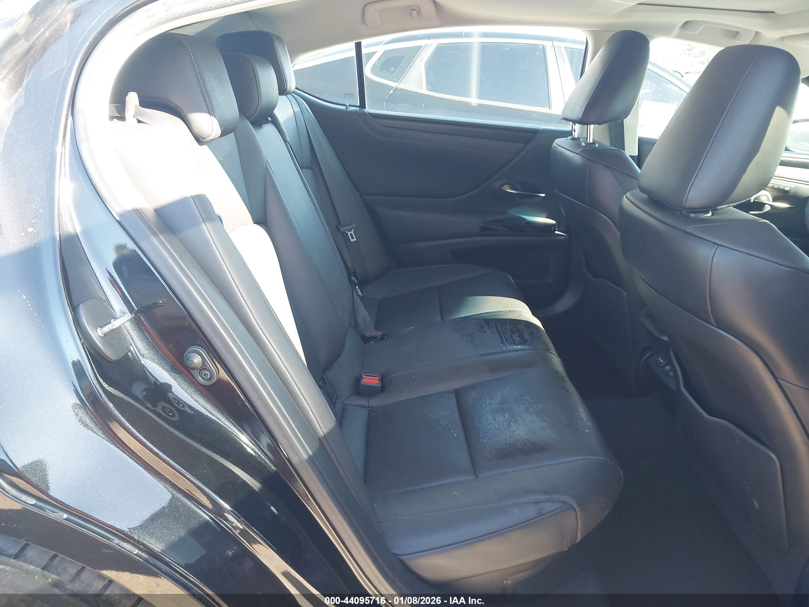 LEXUS ES image 8