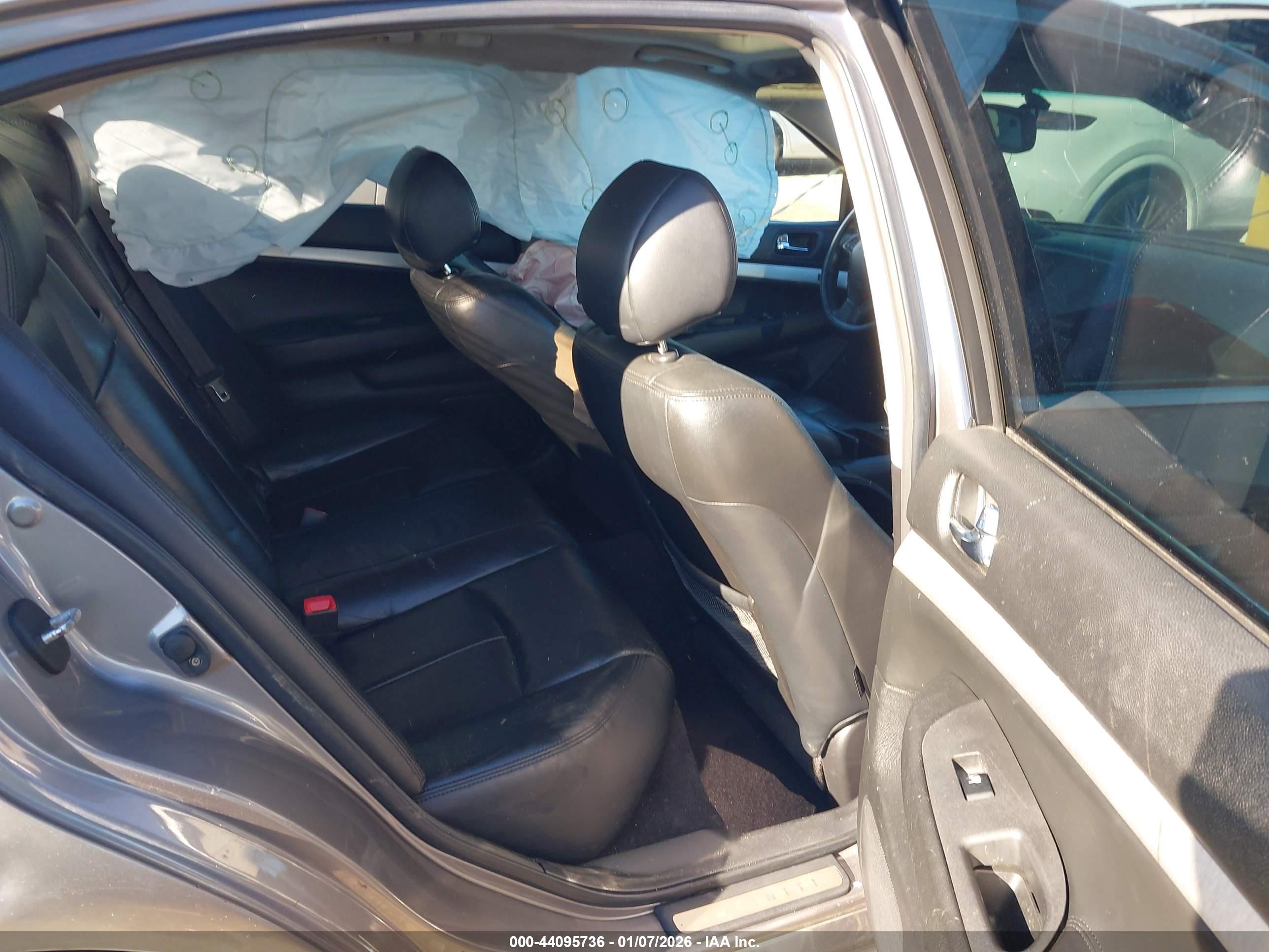 INFINITI G37 image 8