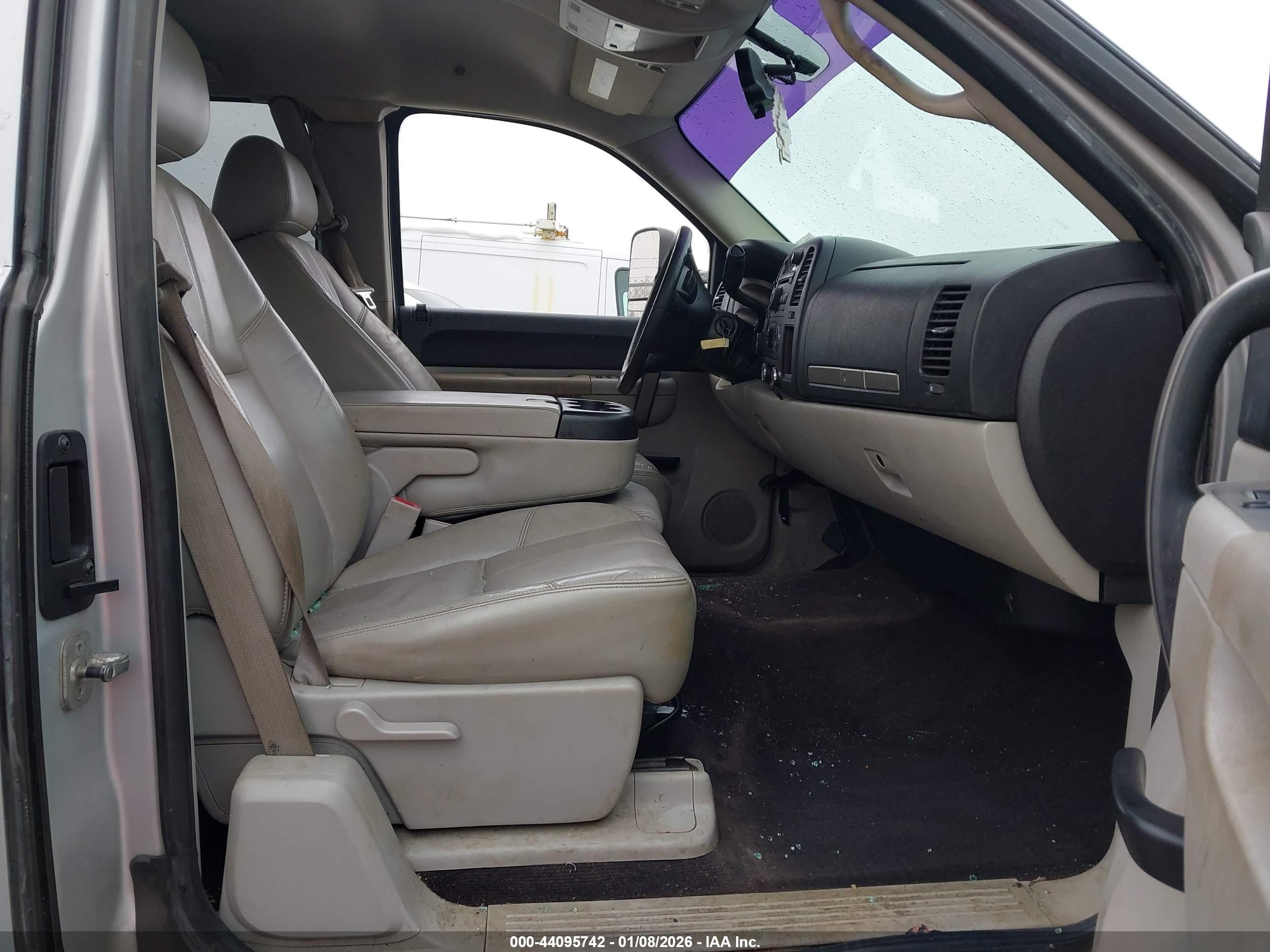 CHEVROLET SILVERADO image 5