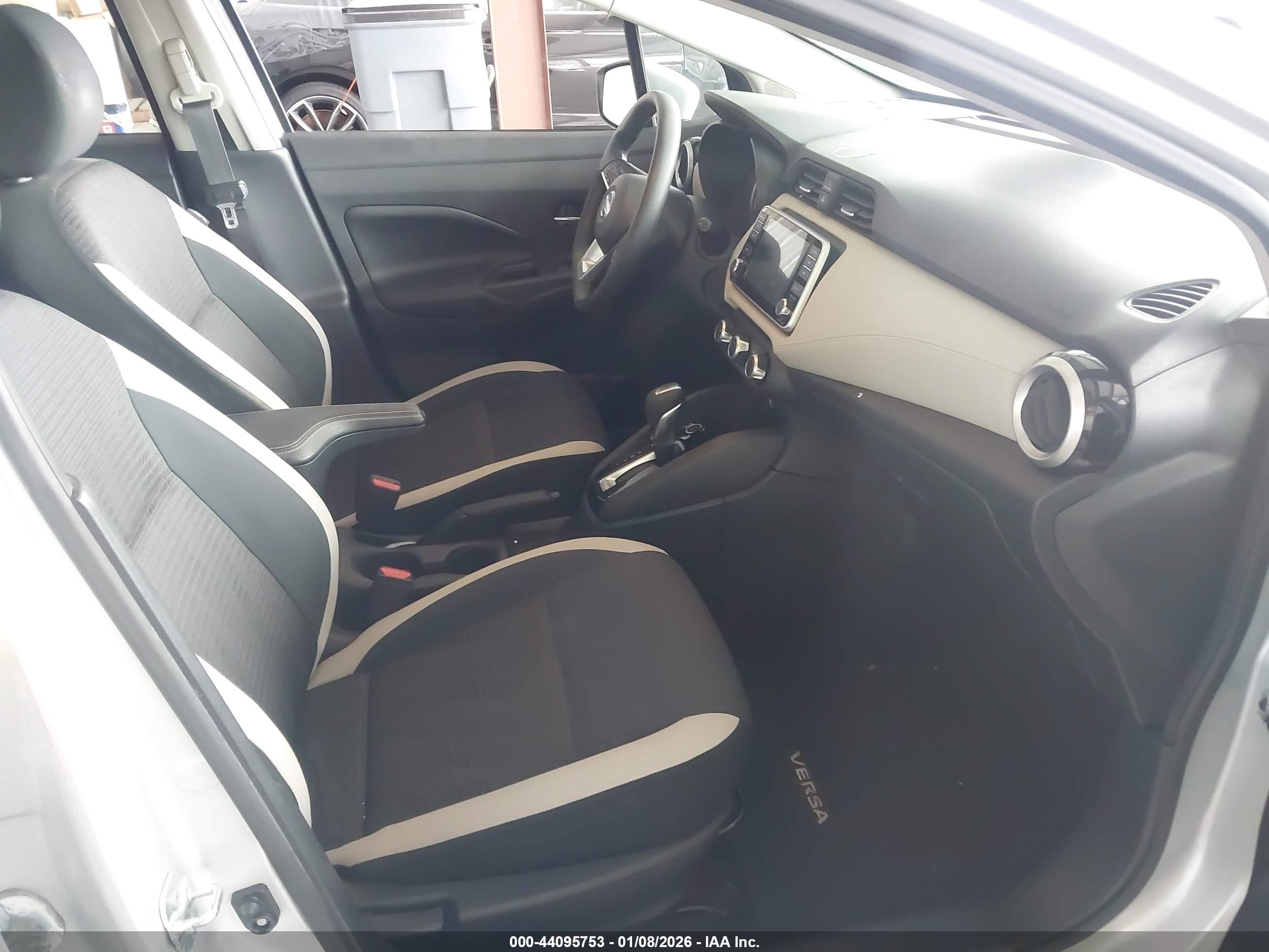 NISSAN VERSA image 5